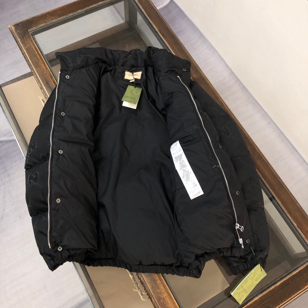Gucci高仿羽絨外套黑色GG壓紋立領設計百搭款|超A仿原單精品圖片 9 Gucci高仿羽絨外套黑色GG壓紋立領設計百搭款|歐美奢侈品精品推薦