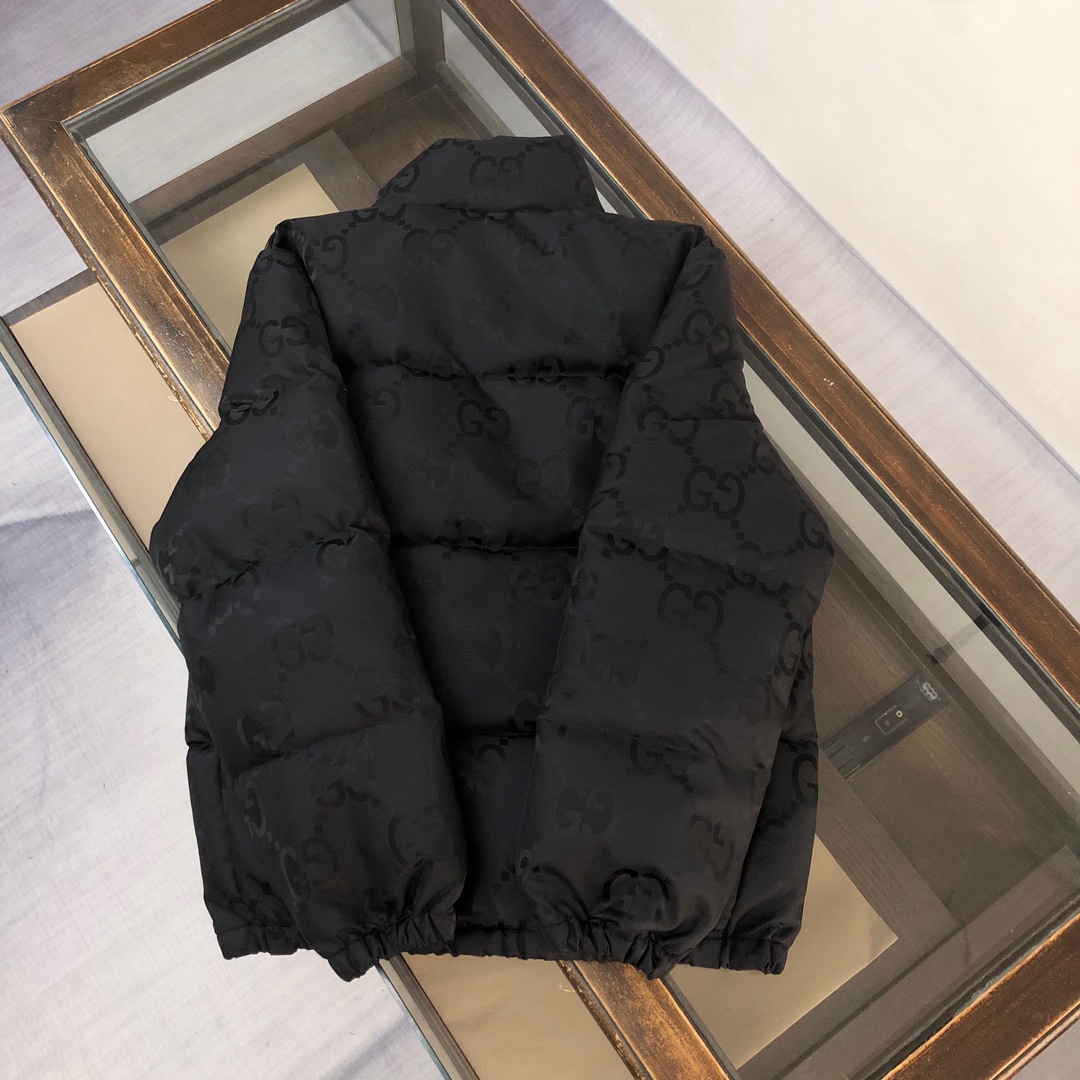 Gucci高仿羽絨外套黑色GG壓紋立領設計百搭款|超A仿原單精品圖片 7 Gucci高仿羽絨外套黑色GG壓紋立領設計百搭款|歐美奢侈品精品推薦