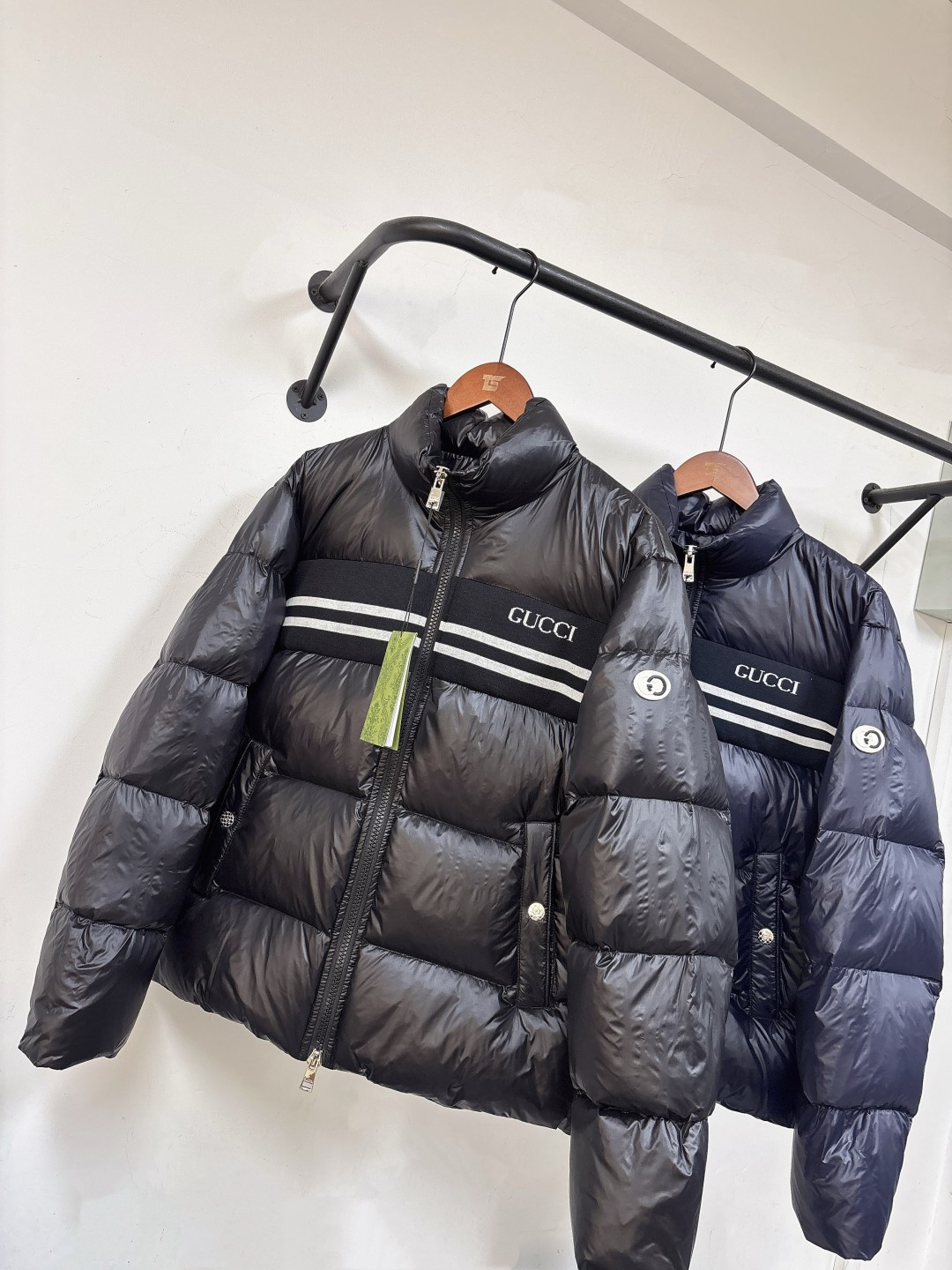 Gucci原單羽絨外套亮面黑色雙白線運動風男款|超A仿原單精品圖片 14 Gucci原單羽絨外套亮面黑色雙白線運動風男款|歐美奢侈品精品推薦