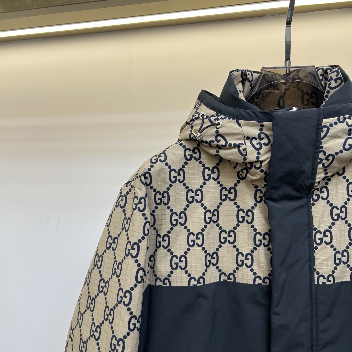 Gucci高仿拼接外套男款GG老花與黑色防風設計|超A仿原單精品圖片 14 Gucci高仿拼接外套男款GG老花與黑色防風設計|歐美奢侈品精品推薦