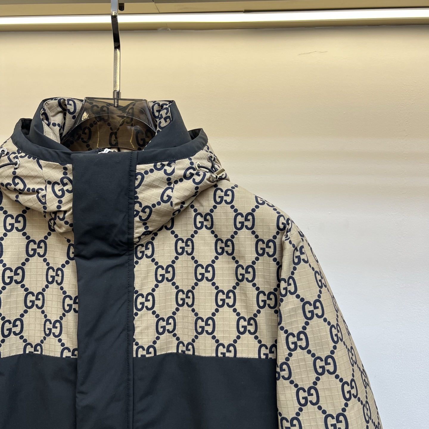 Gucci高仿拼接外套男款GG老花與黑色防風設計|超A仿原單精品圖片 13 Gucci高仿拼接外套男款GG老花與黑色防風設計|歐美奢侈品精品推薦