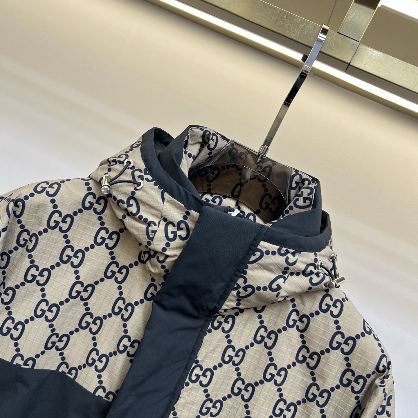 Gucci高仿拼接外套男款GG老花與黑色防風設計|超A仿原單精品圖片 12 Gucci高仿拼接外套男款GG老花與黑色防風設計|歐美奢侈品精品推薦