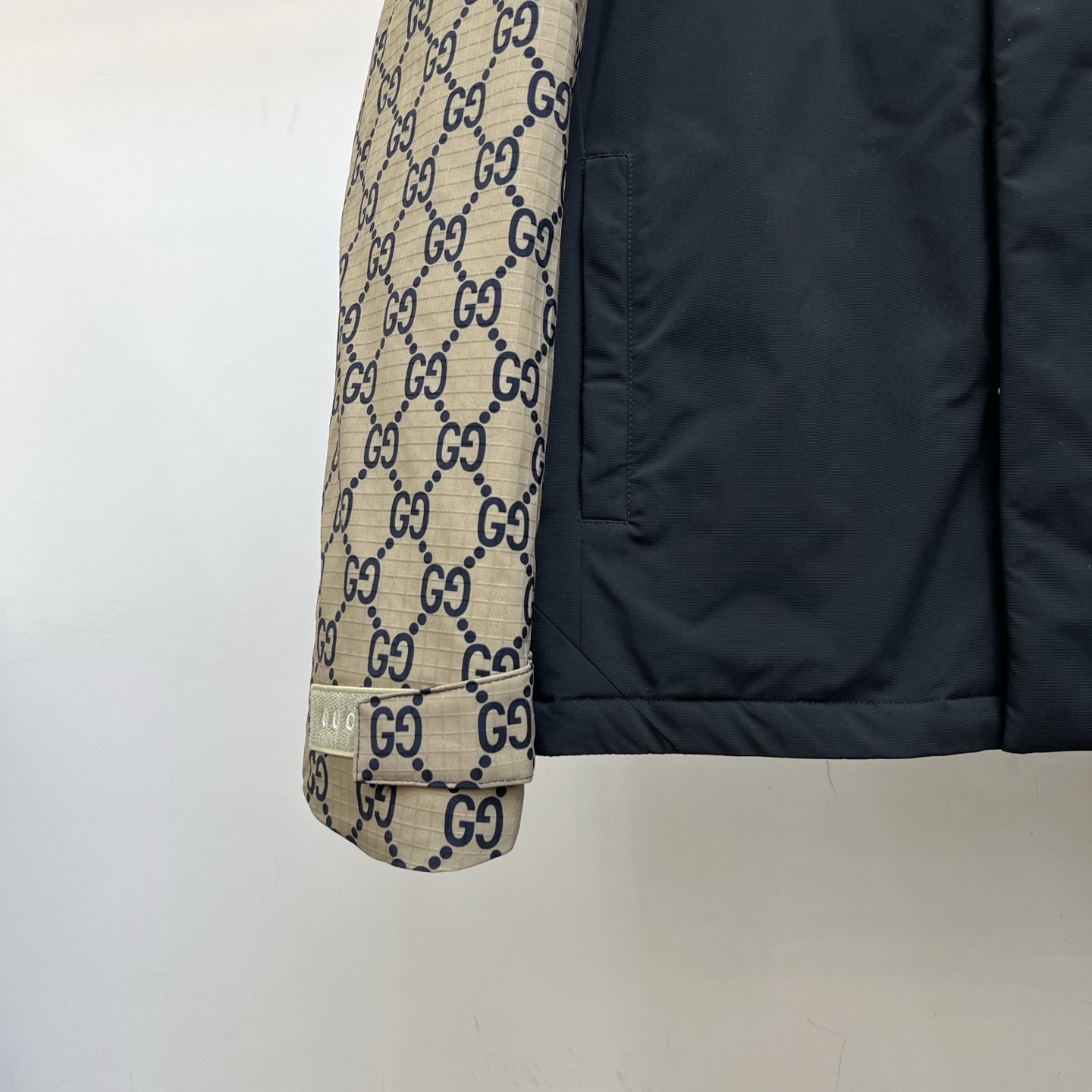 Gucci高仿拼接外套男款GG老花與黑色防風設計|超A仿原單精品圖片 11 Gucci高仿拼接外套男款GG老花與黑色防風設計|歐美奢侈品精品推薦