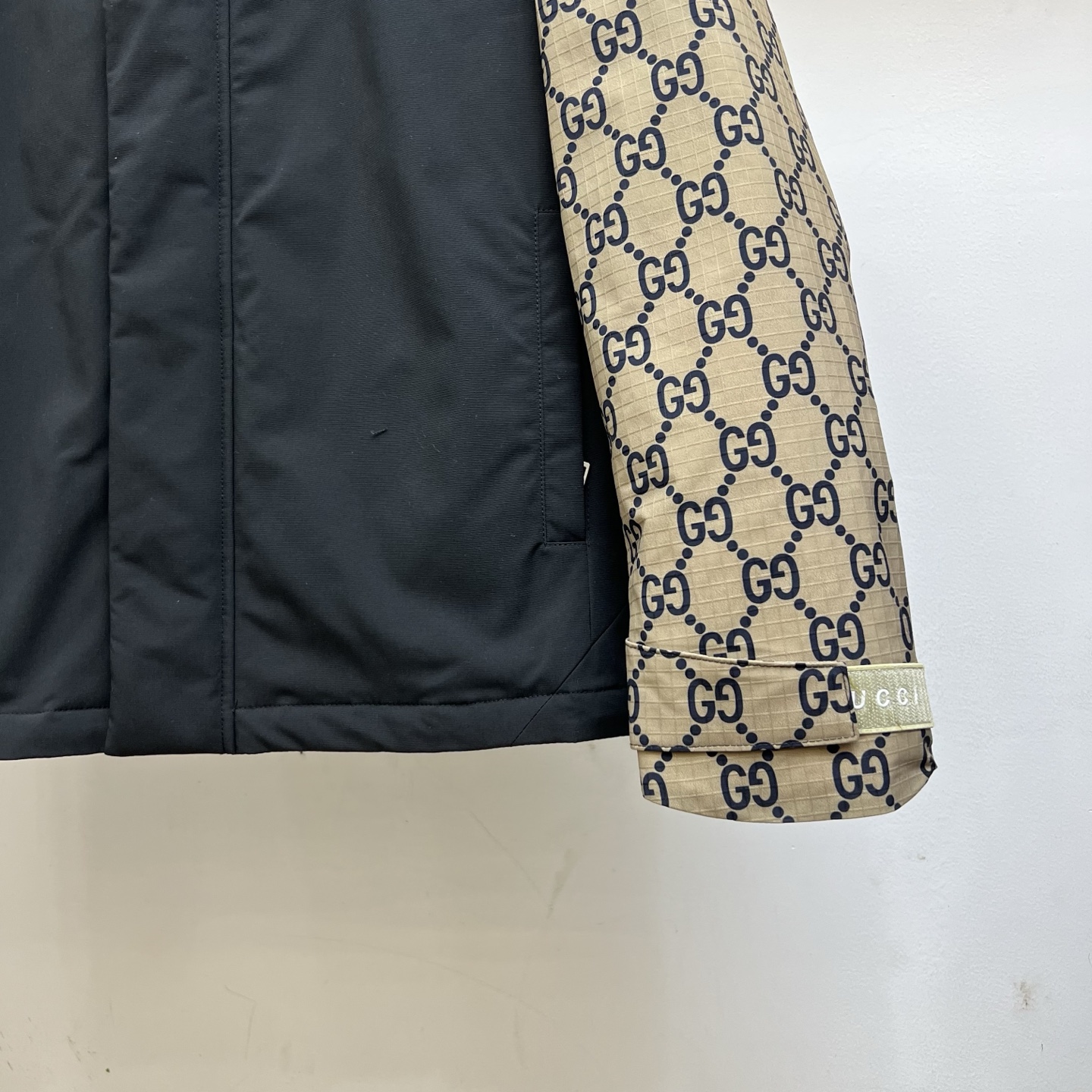 Gucci高仿拼接外套男款GG老花與黑色防風設計|超A仿原單精品圖片 10 Gucci高仿拼接外套男款GG老花與黑色防風設計|歐美奢侈品精品推薦