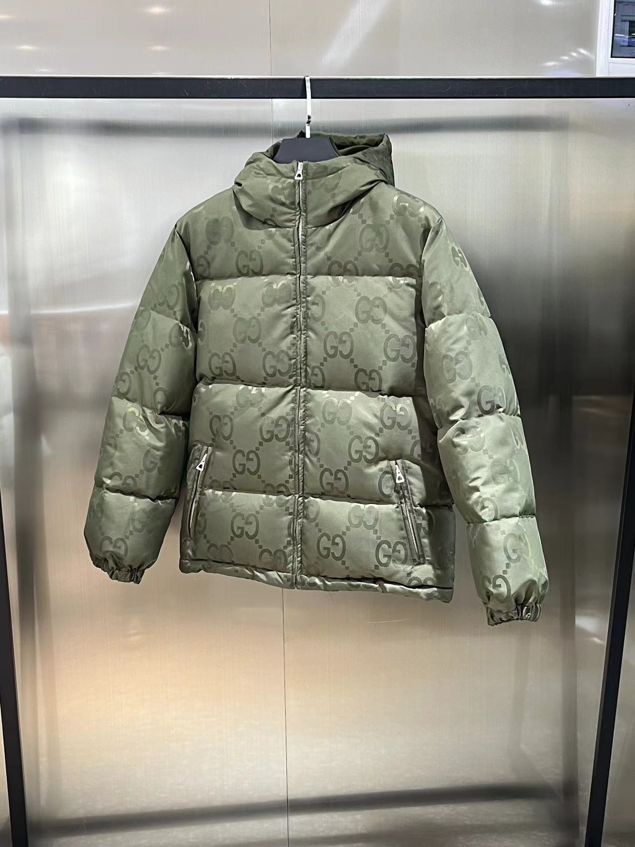 Gucci高仿羽絨外套綠色GG壓紋連帽簡約實用款| 14 Gucci高仿羽絨外套綠色GG壓紋連帽簡約實用款