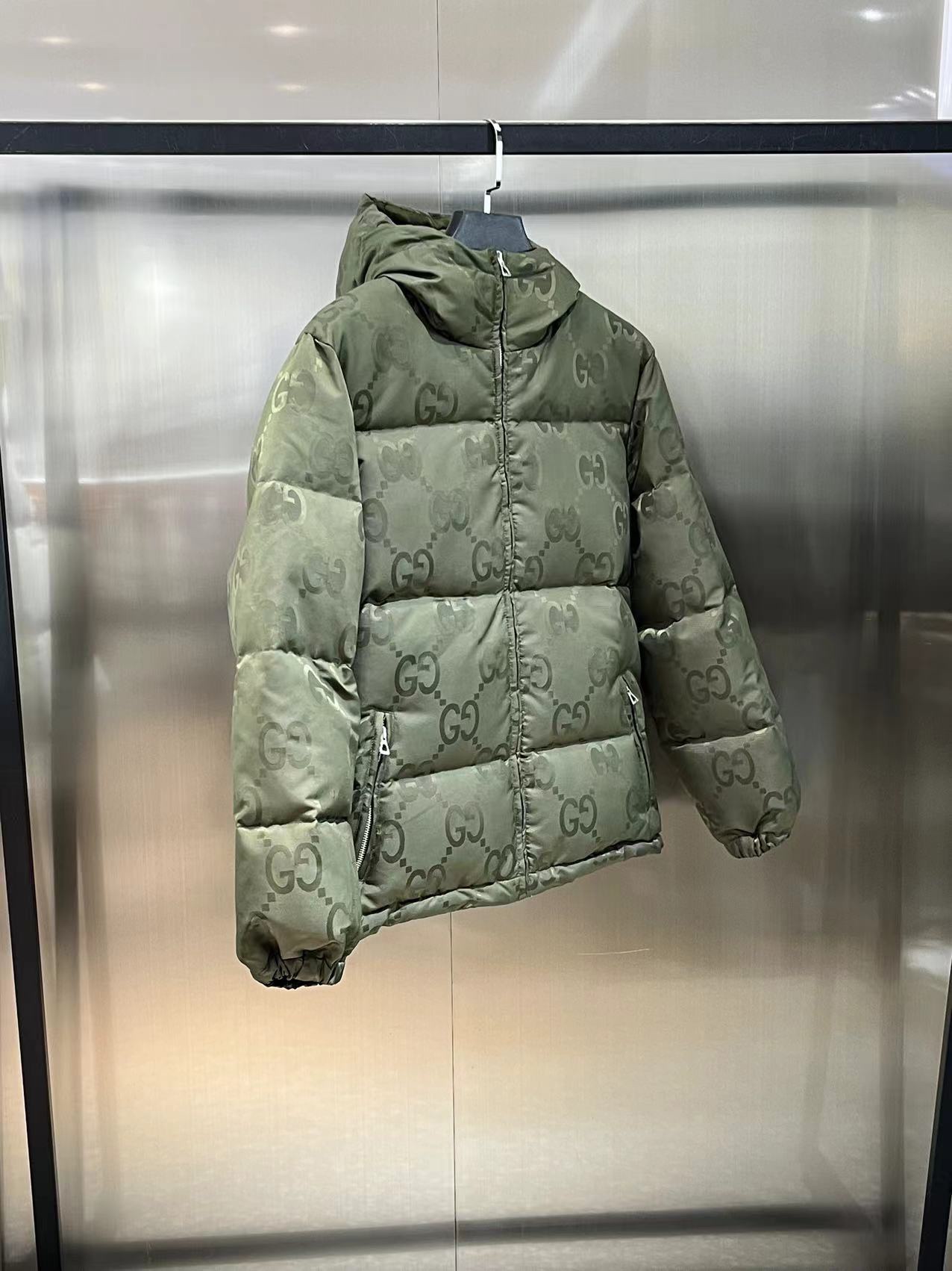 Gucci高仿羽絨外套綠色GG壓紋連帽簡約實用款| 13 Gucci高仿羽絨外套綠色GG壓紋連帽簡約實用款