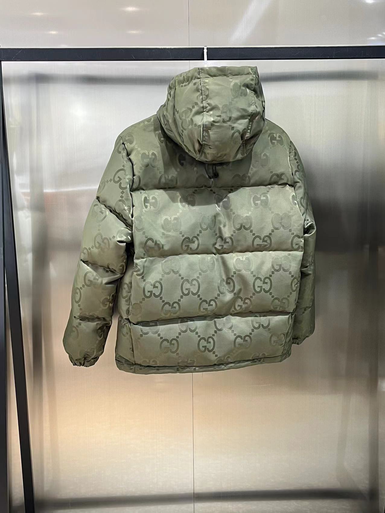Gucci高仿羽絨外套綠色GG壓紋連帽簡約實用款| 12 Gucci高仿羽絨外套綠色GG壓紋連帽簡約實用款