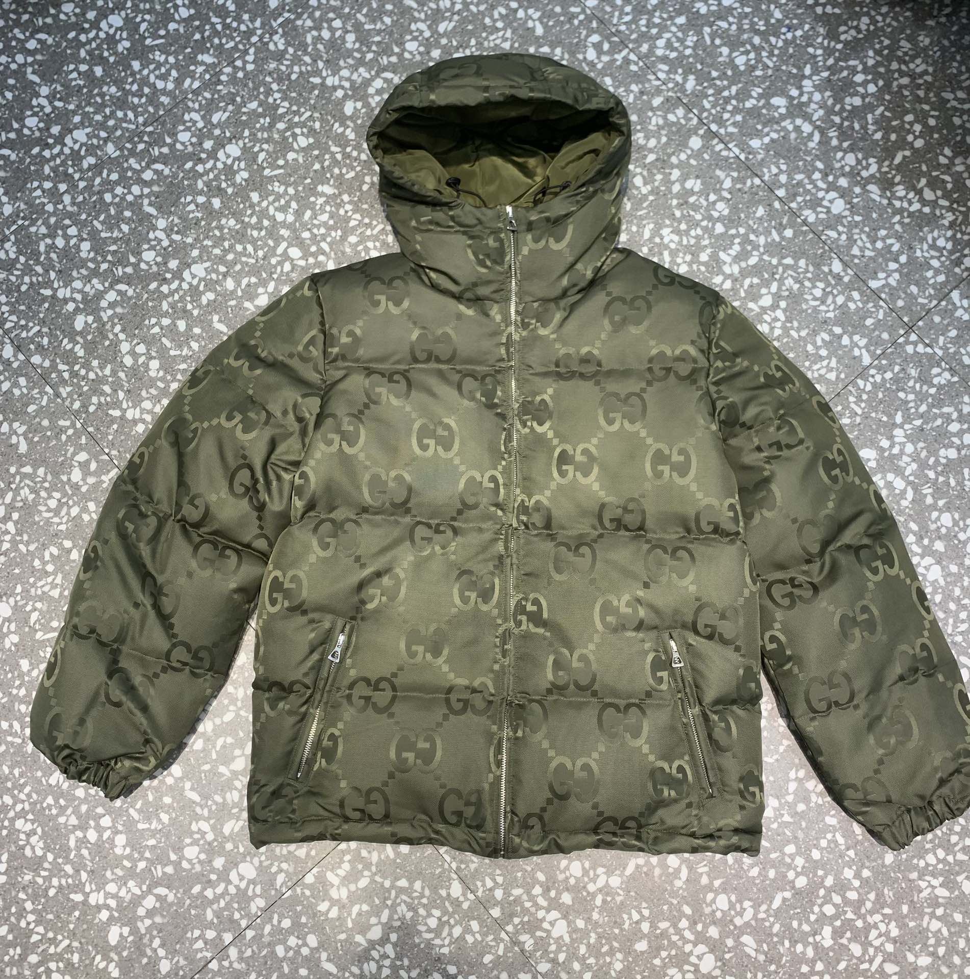 Gucci高仿羽絨外套綠色GG壓紋連帽簡約實用款| 11 Gucci高仿羽絨外套綠色GG壓紋連帽簡約實用款