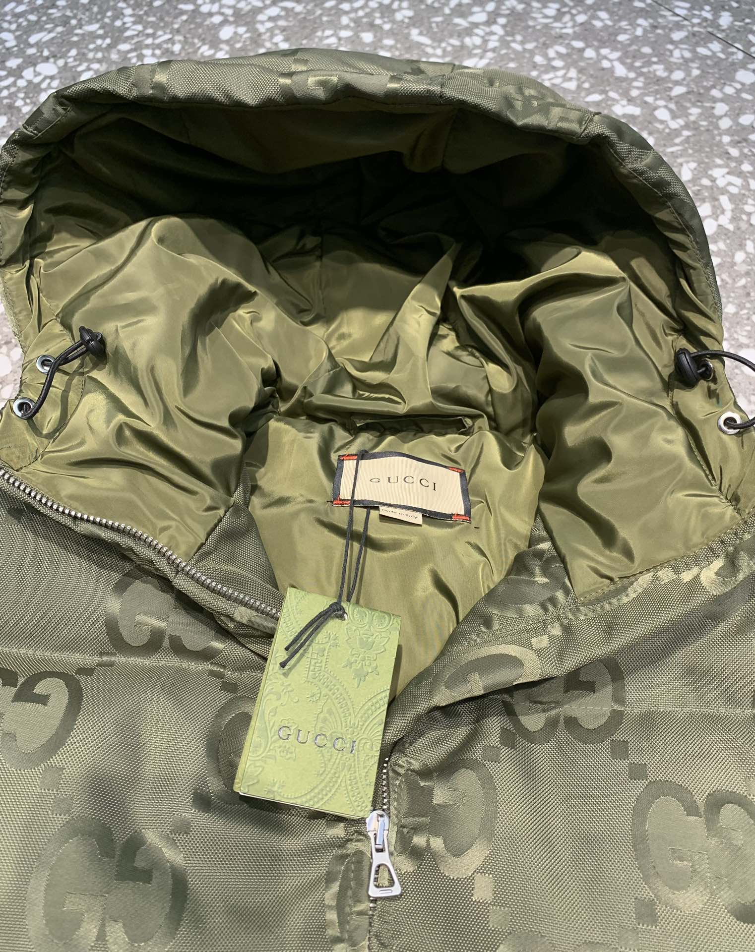 Gucci高仿羽絨外套綠色GG壓紋連帽簡約實用款| 9 Gucci高仿羽絨外套綠色GG壓紋連帽簡約實用款