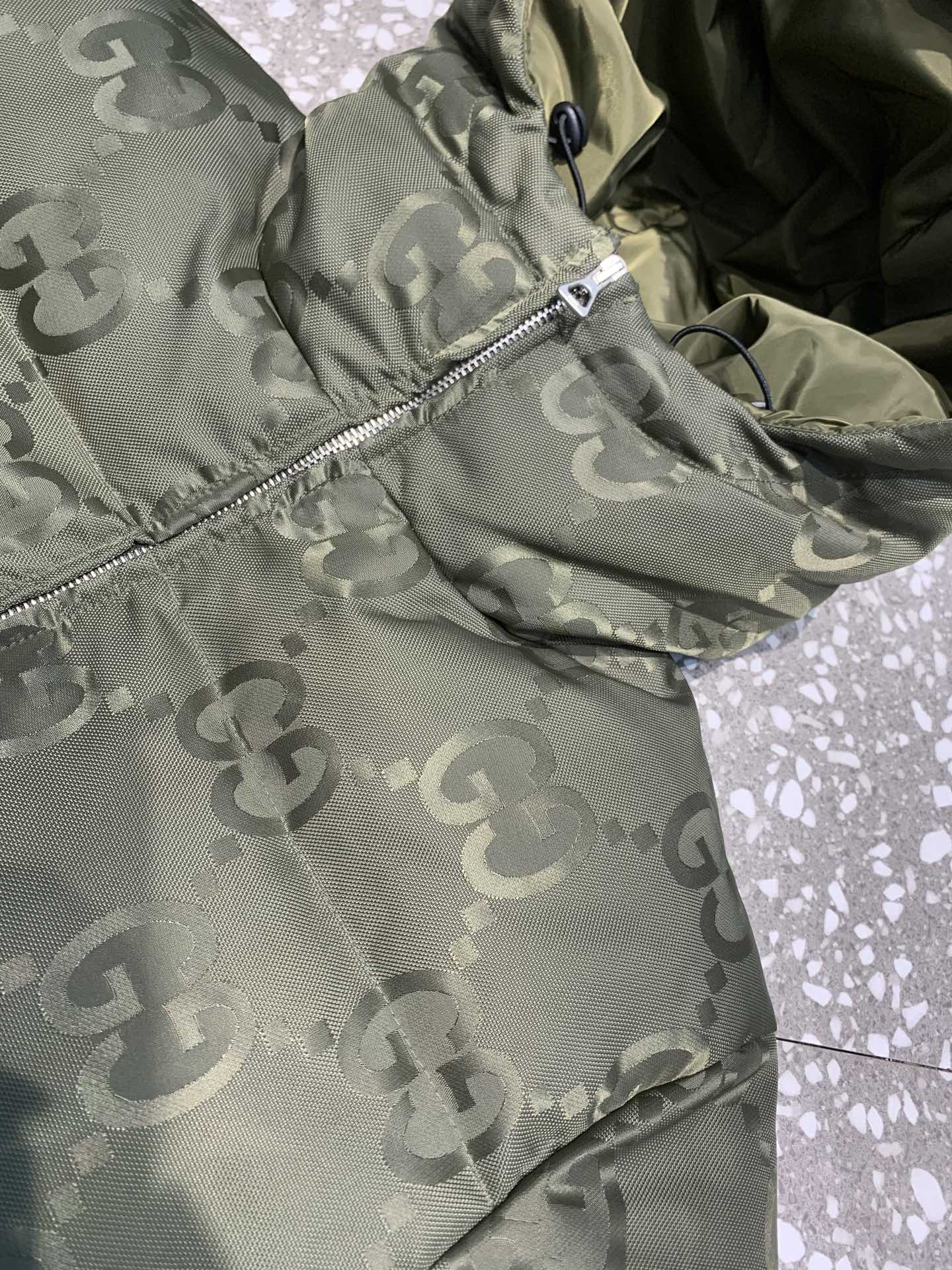 Gucci高仿羽絨外套綠色GG壓紋連帽簡約實用款| 8 Gucci高仿羽絨外套綠色GG壓紋連帽簡約實用款