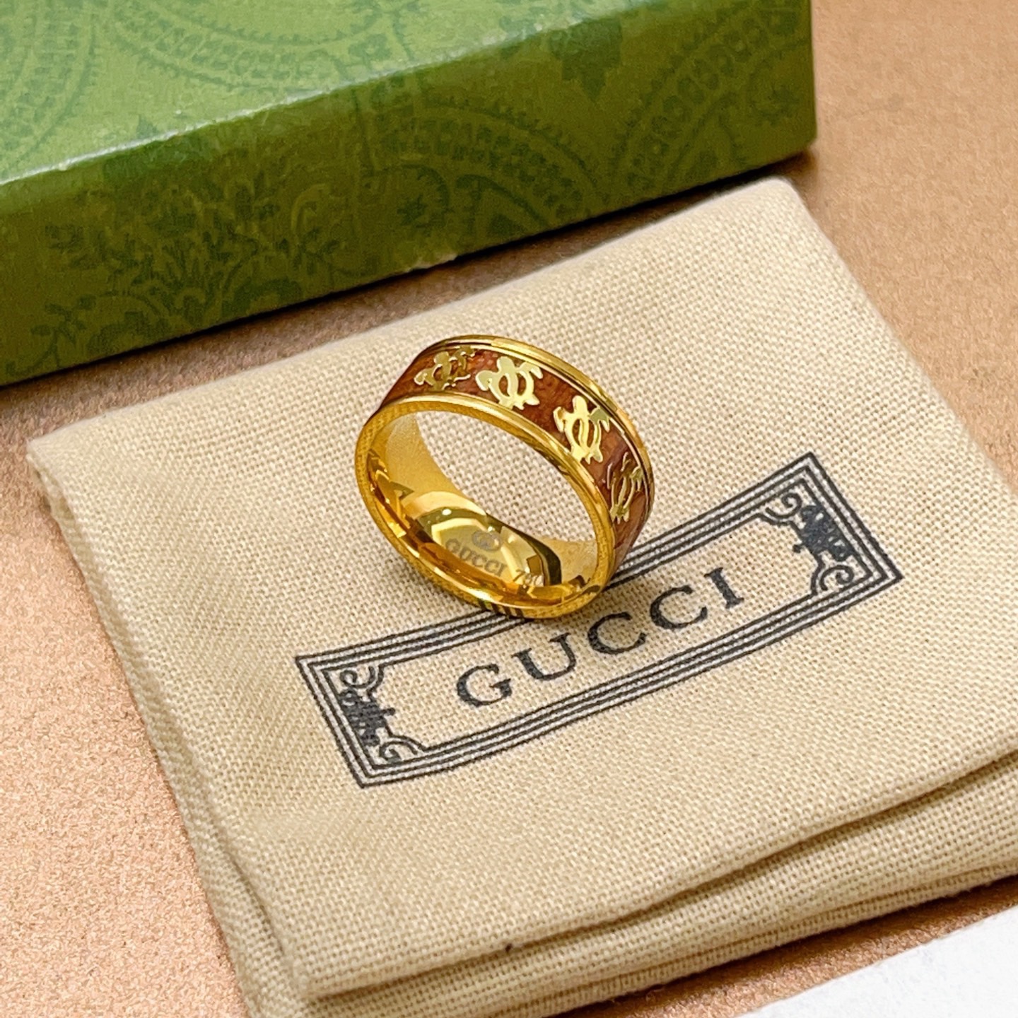 Gucci 高仿男士戒指 經典雙G紅琺瑯設計 奢華復古精品款|超A仿原單精品圖片 7 Gucci 高仿男士戒指 經典雙G紅琺瑯設計 奢華復古精品款|歐美奢侈品精品推薦