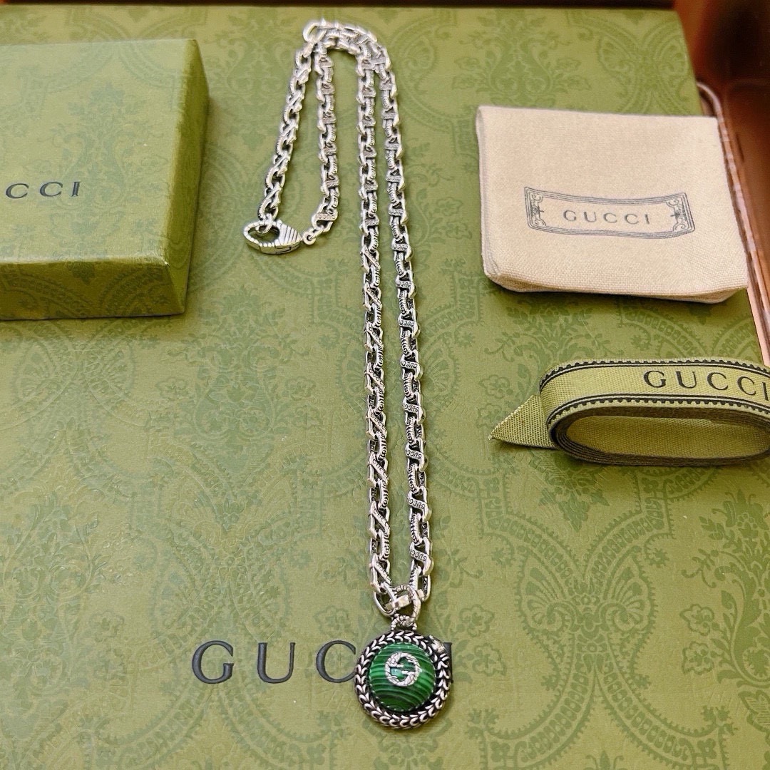 Gucci 高仿銀飾項鍊 綠色寶石吊墜 男士民族風設計潮飾| 14 Gucci 高仿銀飾項鍊 綠色寶石吊墜 男士民族風設計潮飾