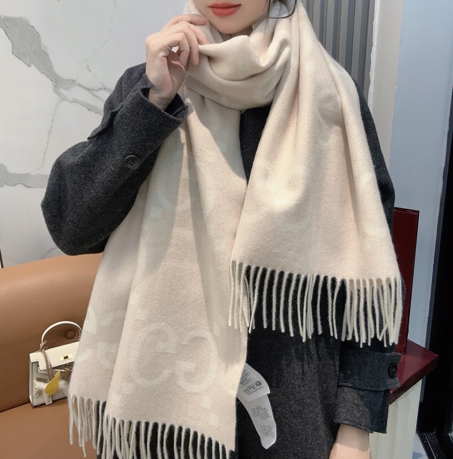 Gucci 高仿雙G米白流蘇圍巾｜秋冬極簡風百搭設計