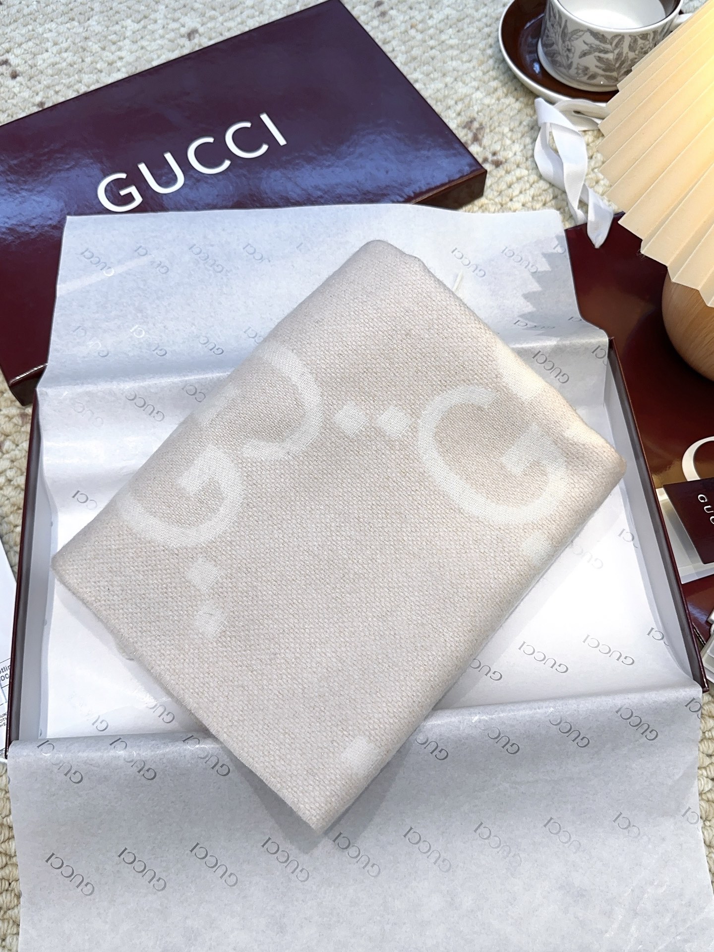 Gucci 高仿雙G米白流蘇圍巾｜秋冬極簡風百搭設計｜歐美奢侈品精品推薦