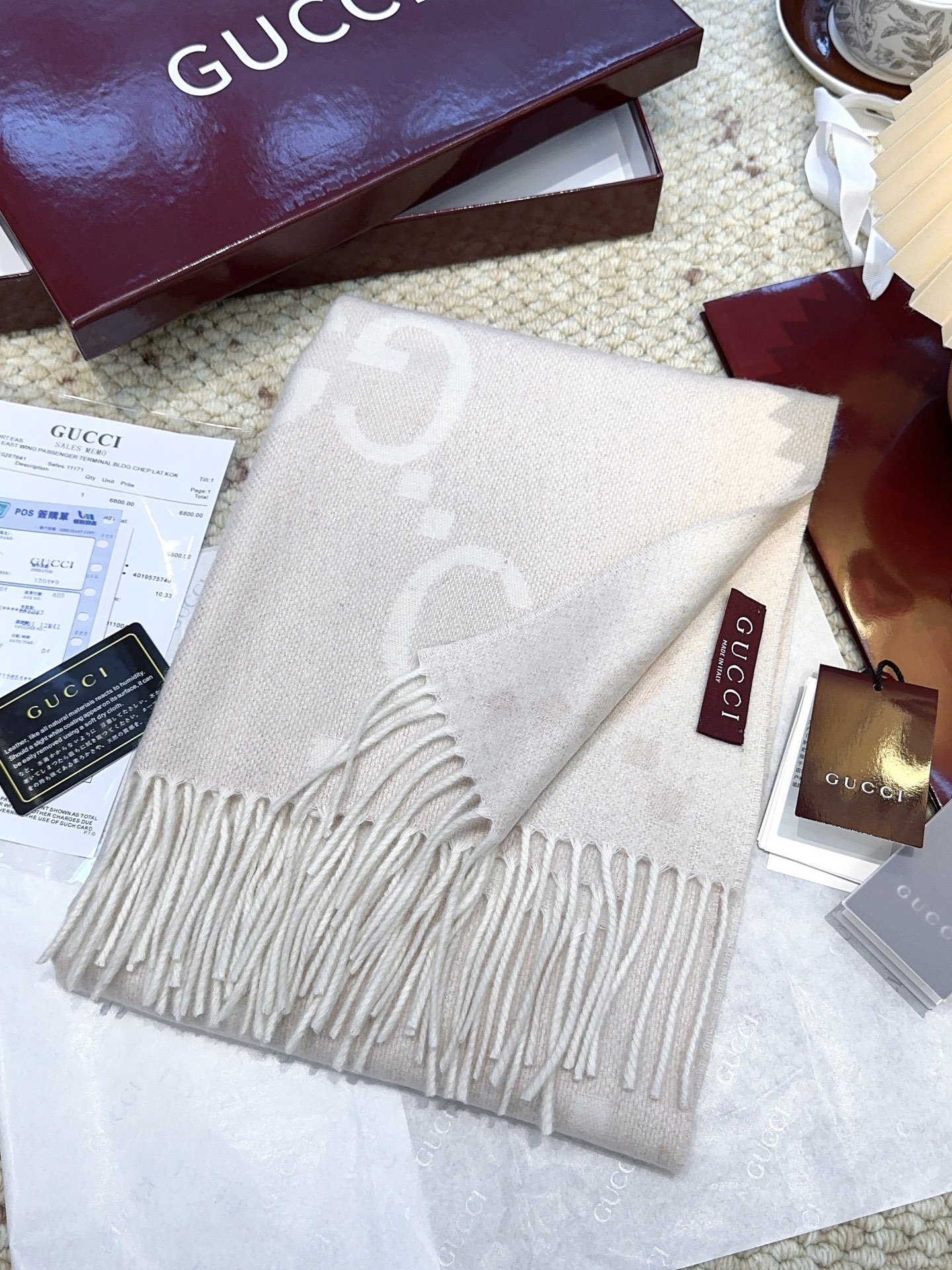 Gucci 高仿雙G米白流蘇圍巾｜秋冬極簡風百搭設計｜歐美奢侈品精品推薦