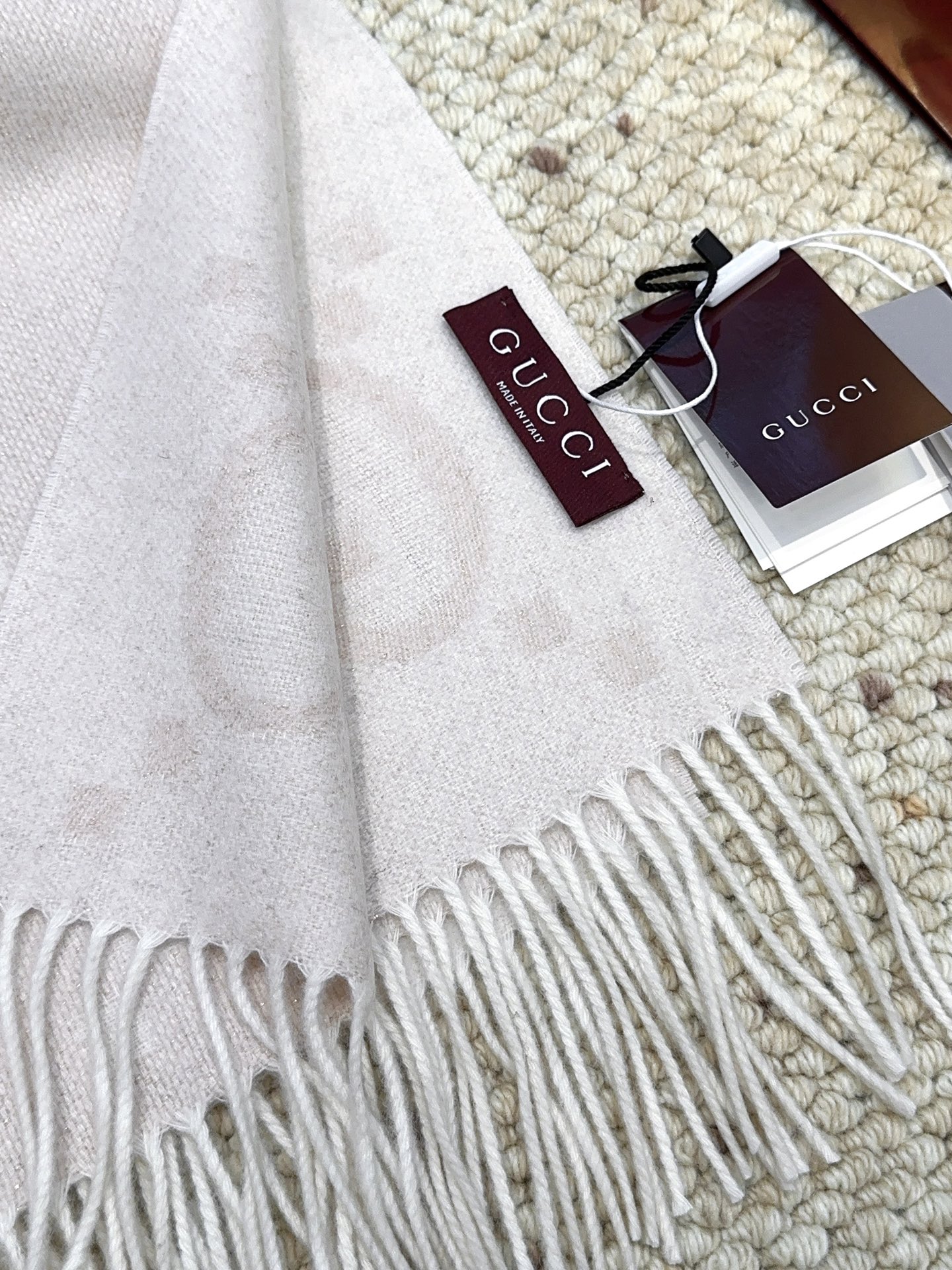 Gucci 高仿雙G米白流蘇圍巾｜秋冬極簡風百搭設計｜歐美奢侈品精品推薦