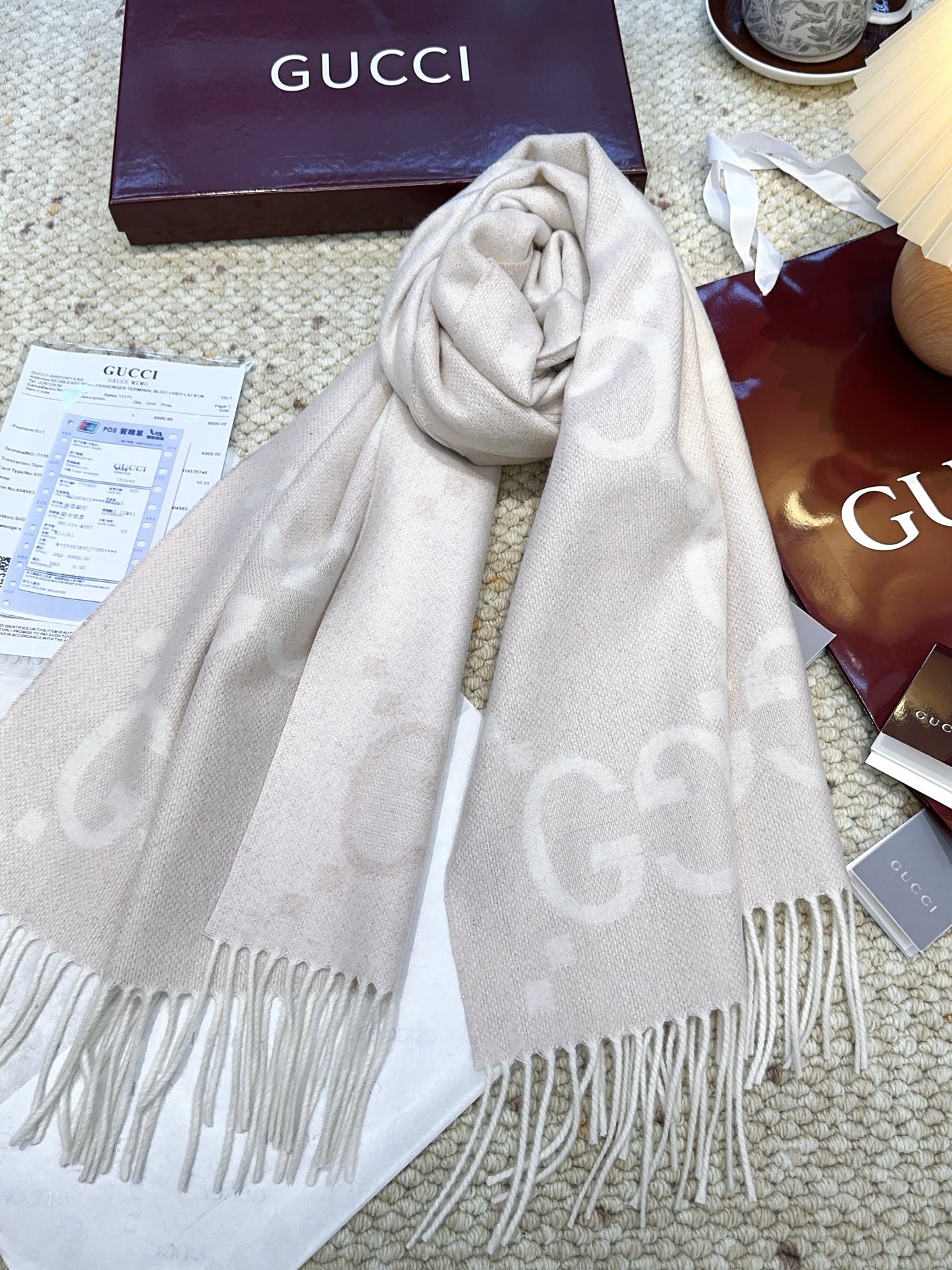 Gucci 高仿雙G米白流蘇圍巾｜秋冬極簡風百搭設計｜歐美奢侈品精品推薦