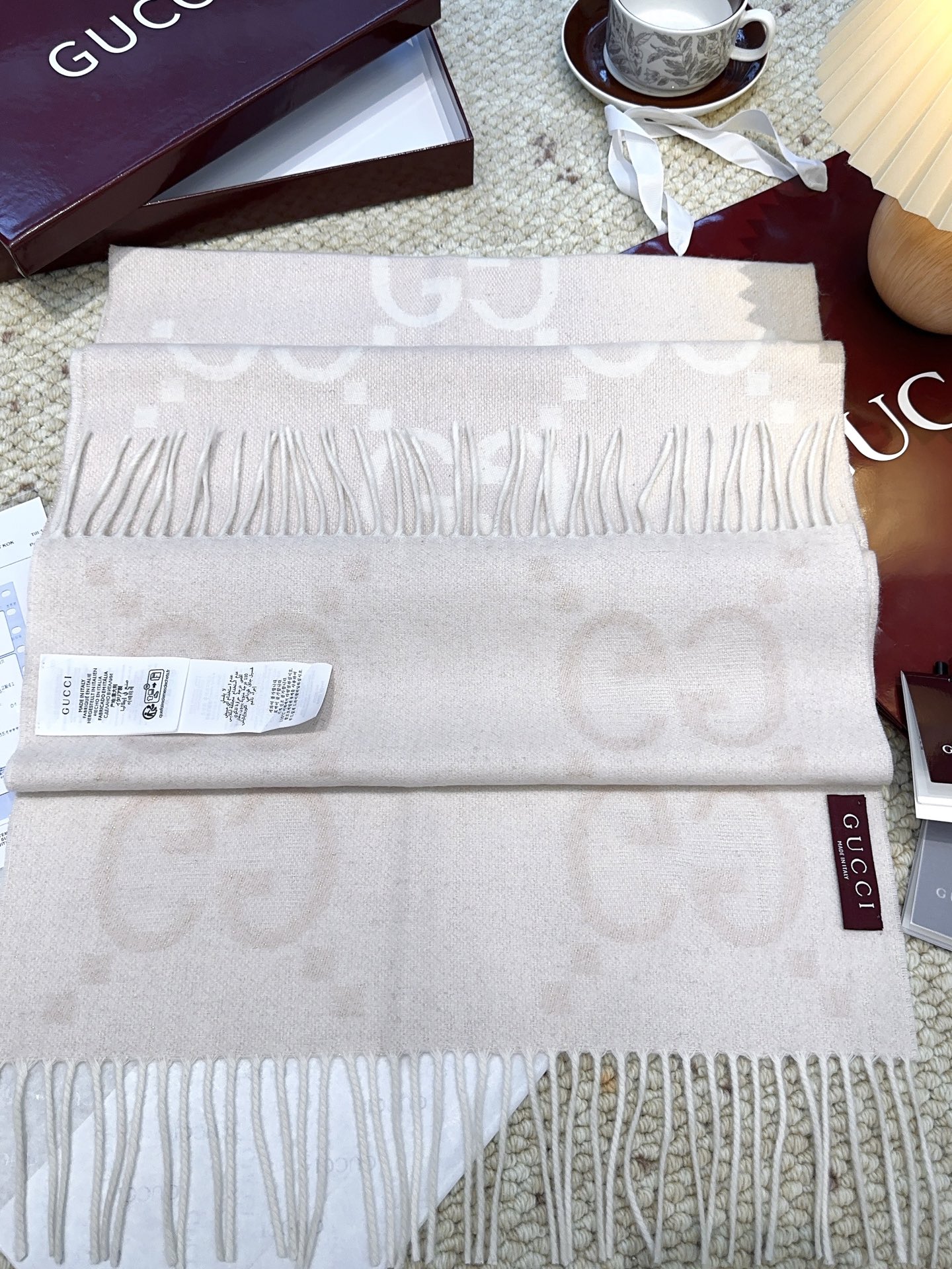 Gucci 高仿雙G米白流蘇圍巾｜秋冬極簡風百搭設計｜歐美奢侈品精品推薦
