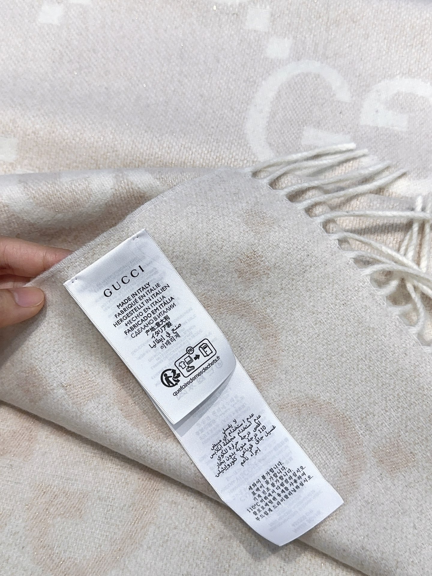 Gucci 高仿雙G米白流蘇圍巾｜秋冬極簡風百搭設計｜歐美奢侈品精品推薦