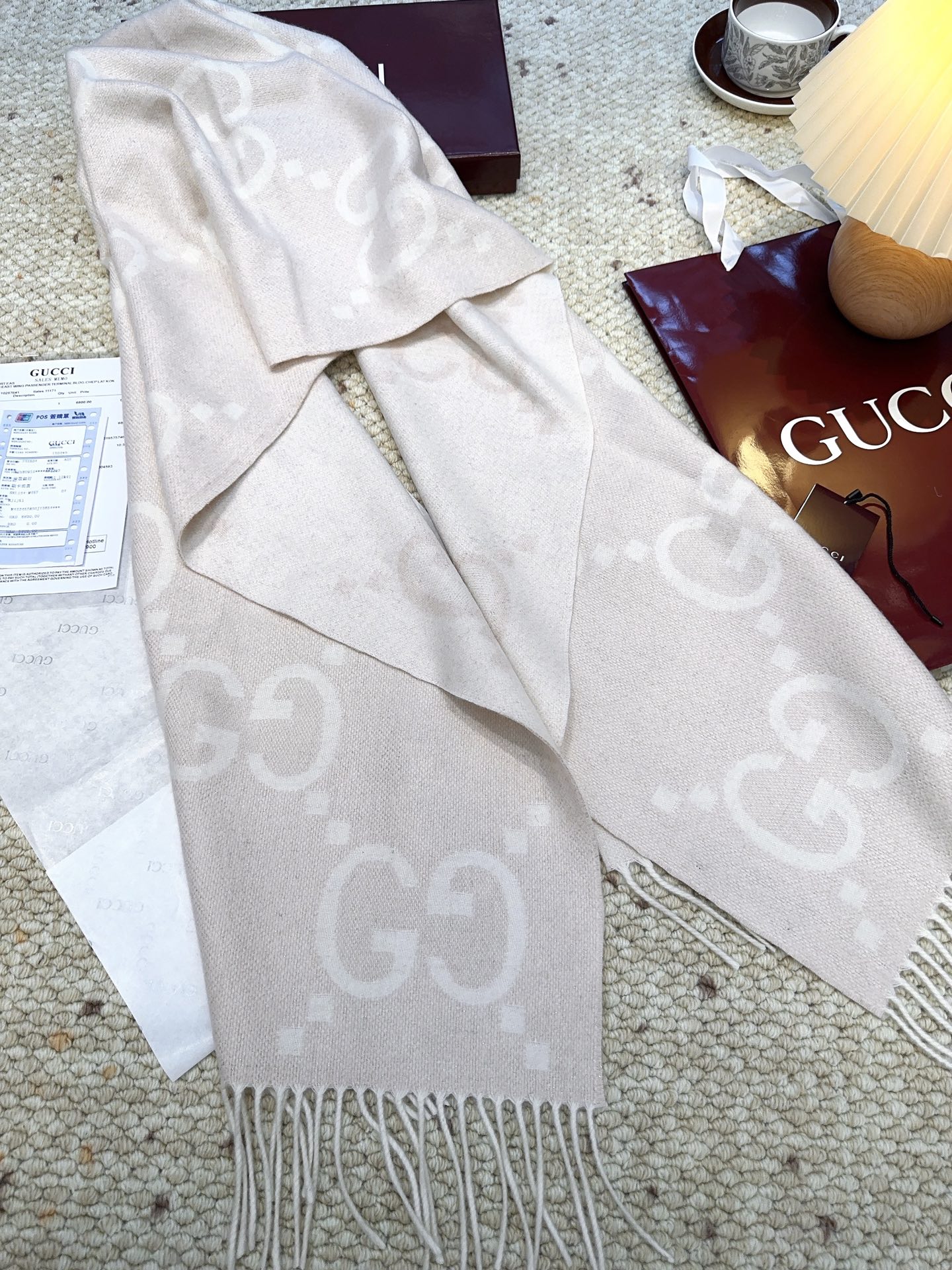 Gucci 高仿雙G米白流蘇圍巾｜秋冬極簡風百搭設計｜歐美奢侈品精品推薦