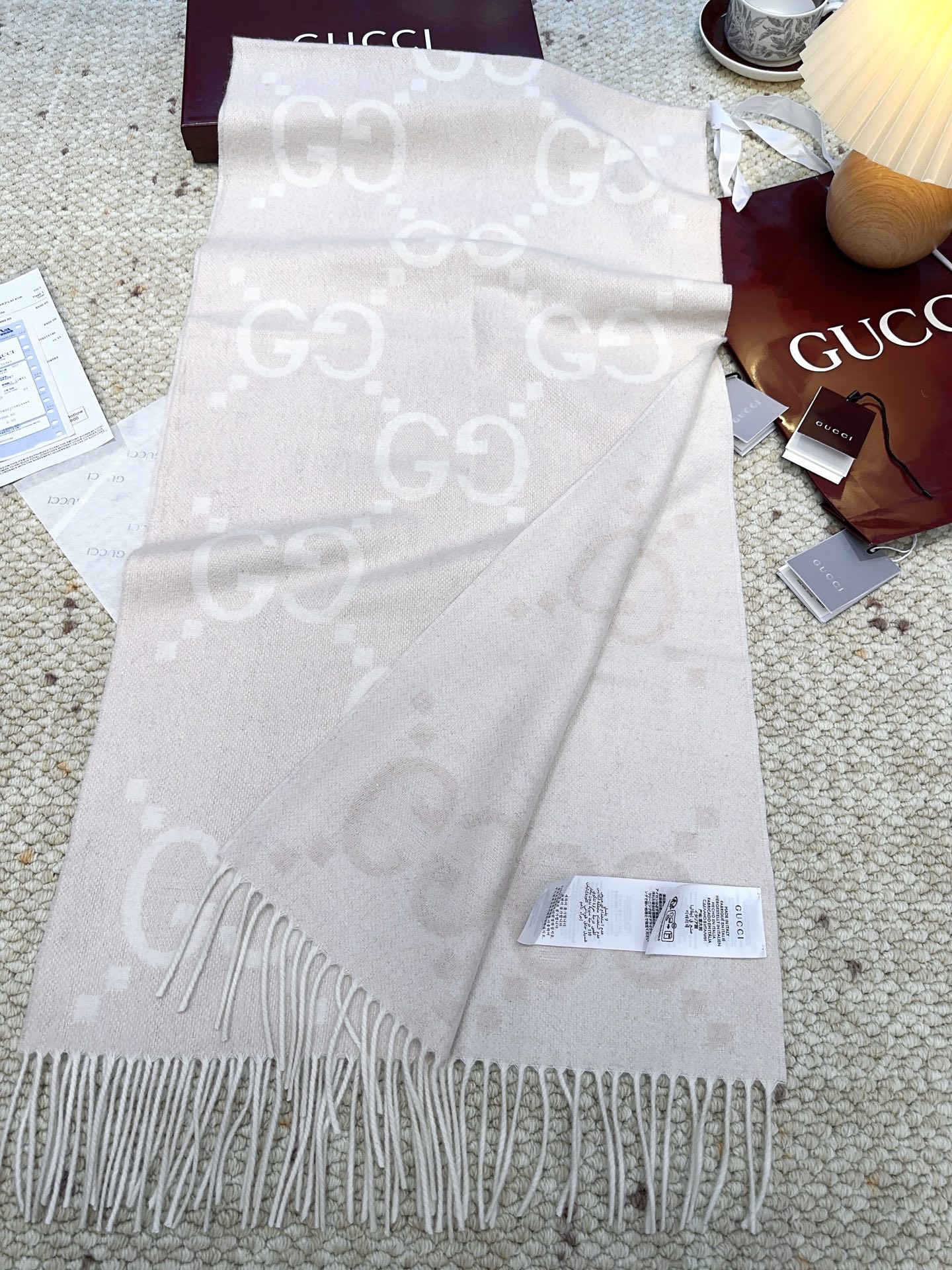 Gucci 高仿雙G米白流蘇圍巾｜秋冬極簡風百搭設計｜歐美奢侈品精品推薦