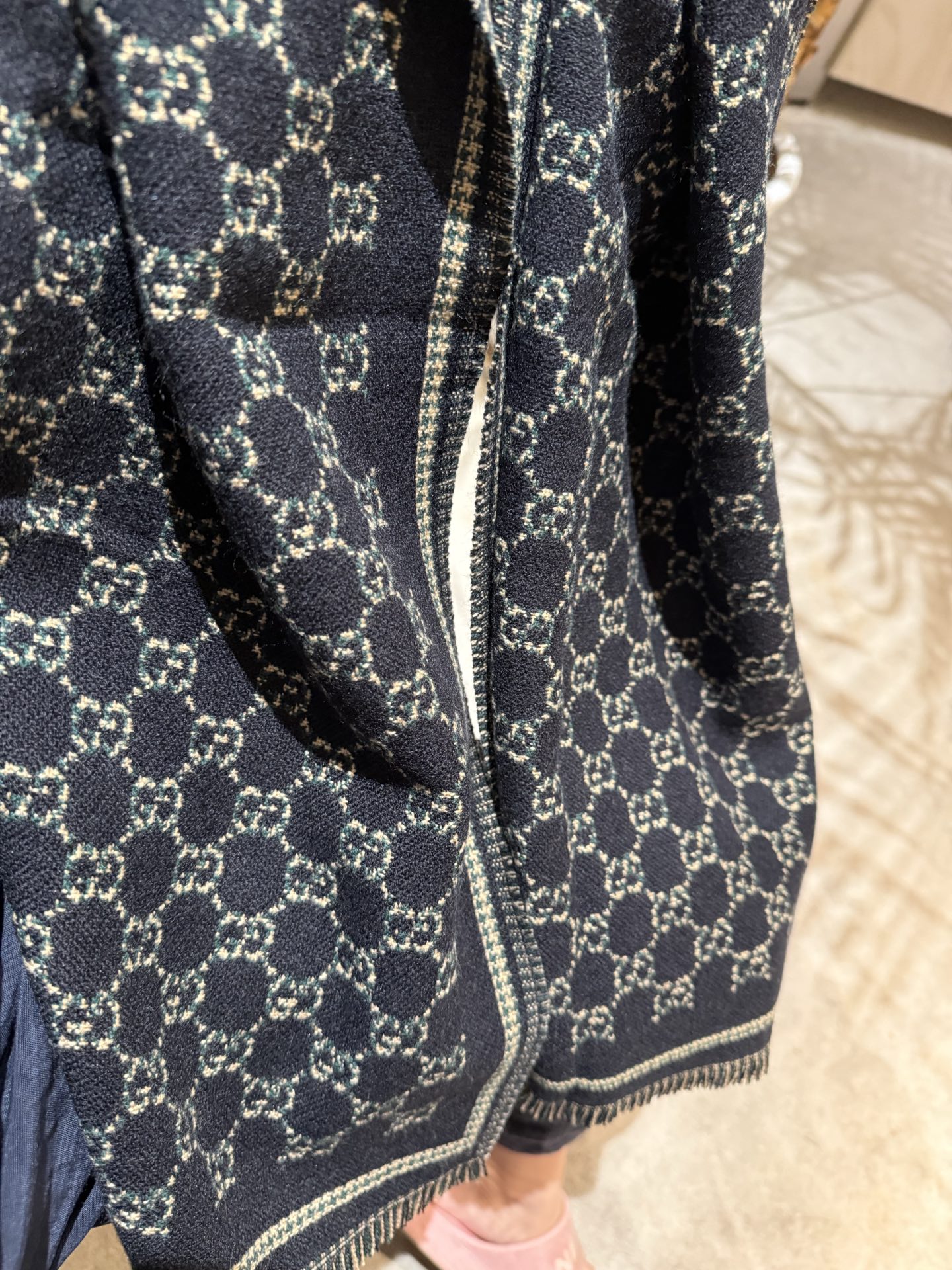 Gucci 一比一黑金GG刺繡圍巾｜時尚亮線設計吸睛款｜歐美奢侈品精品推薦