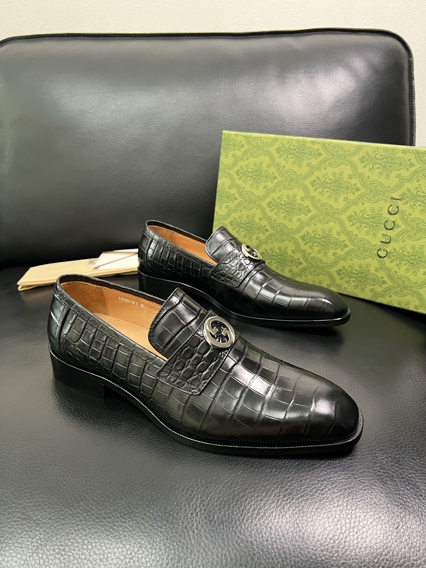 Gucci 原單男士黑色鱷魚紋皮鞋 銀色飾釦細節 義式復古風格