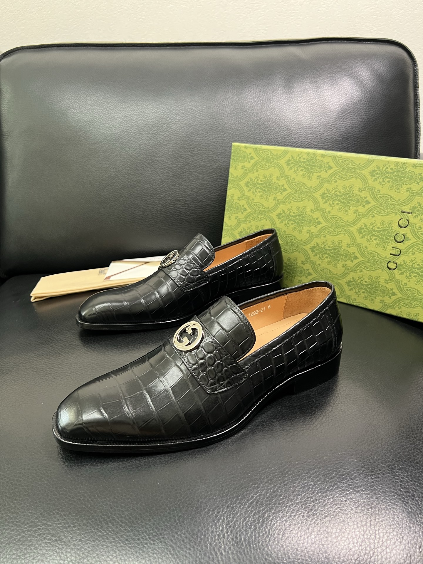 Gucci 原單男士黑色鱷魚紋皮鞋 銀色飾釦細節 義式復古風格| 14 Gucci 原單男士黑色鱷魚紋皮鞋 銀色飾釦細節 義式復古風格