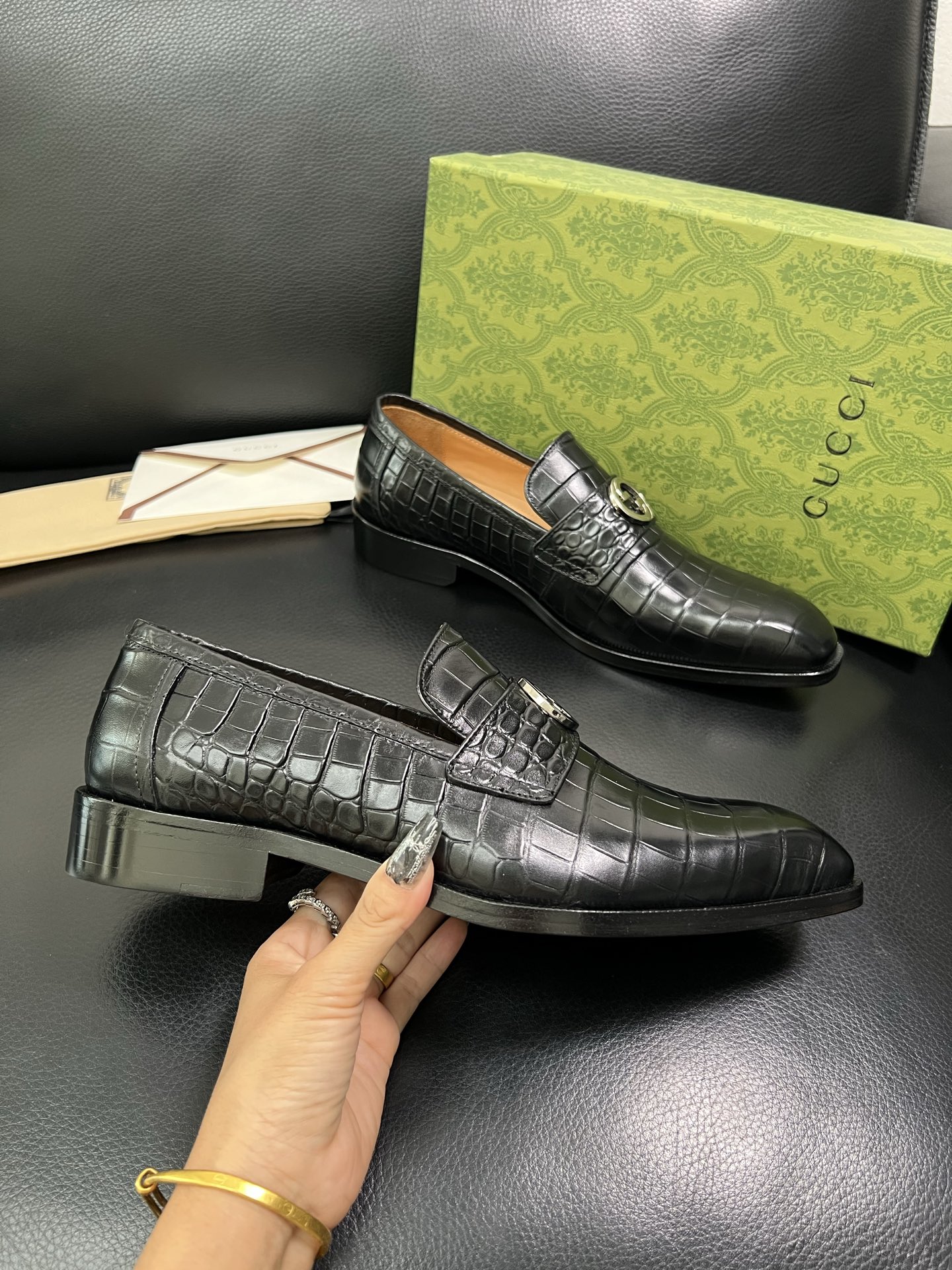 Gucci 原單男士黑色鱷魚紋皮鞋 銀色飾釦細節 義式復古風格| 12 Gucci 原單男士黑色鱷魚紋皮鞋 銀色飾釦細節 義式復古風格