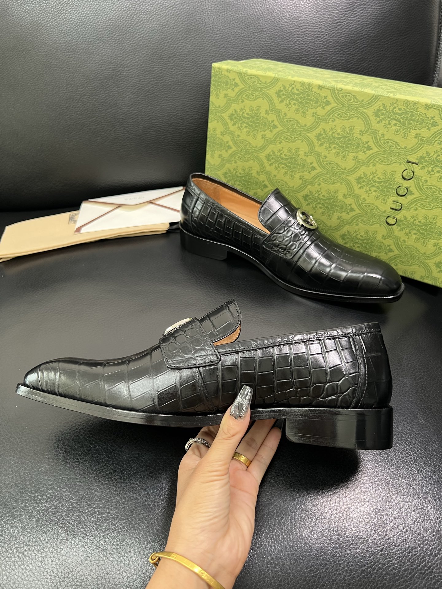 Gucci 原單男士黑色鱷魚紋皮鞋 銀色飾釦細節 義式復古風格| 11 Gucci 原單男士黑色鱷魚紋皮鞋 銀色飾釦細節 義式復古風格
