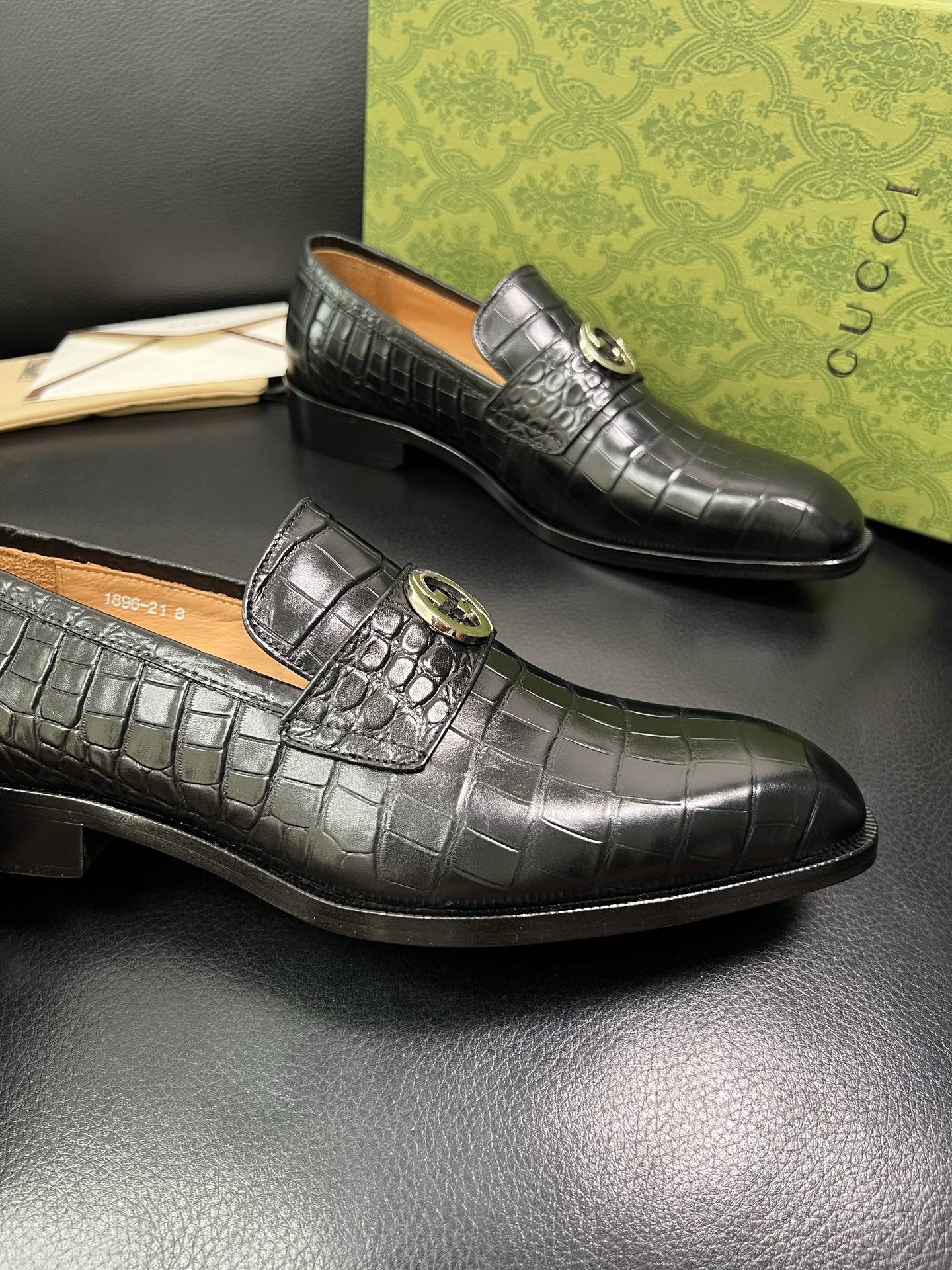 Gucci 原單男士黑色鱷魚紋皮鞋 銀色飾釦細節 義式復古風格| 10 Gucci 原單男士黑色鱷魚紋皮鞋 銀色飾釦細節 義式復古風格