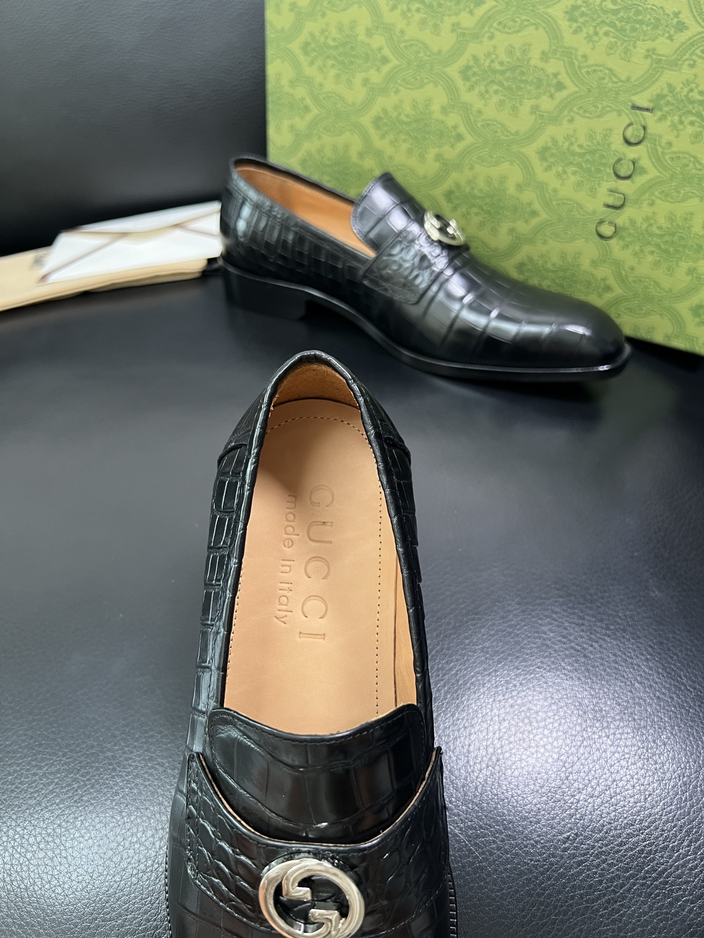 Gucci 原單男士黑色鱷魚紋皮鞋 銀色飾釦細節 義式復古風格| 9 Gucci 原單男士黑色鱷魚紋皮鞋 銀色飾釦細節 義式復古風格