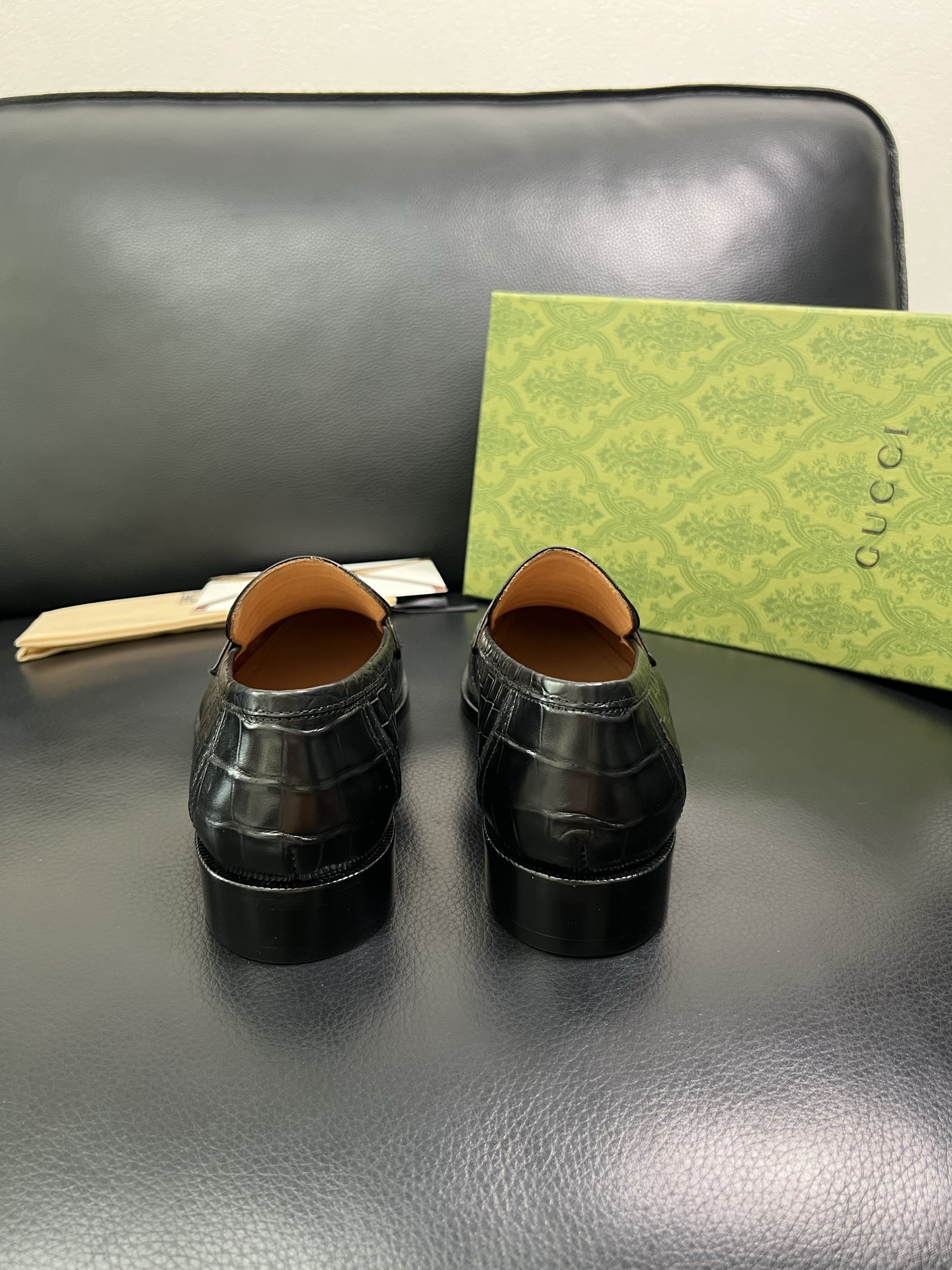 Gucci 原單男士黑色鱷魚紋皮鞋 銀色飾釦細節 義式復古風格| 8 Gucci 原單男士黑色鱷魚紋皮鞋 銀色飾釦細節 義式復古風格