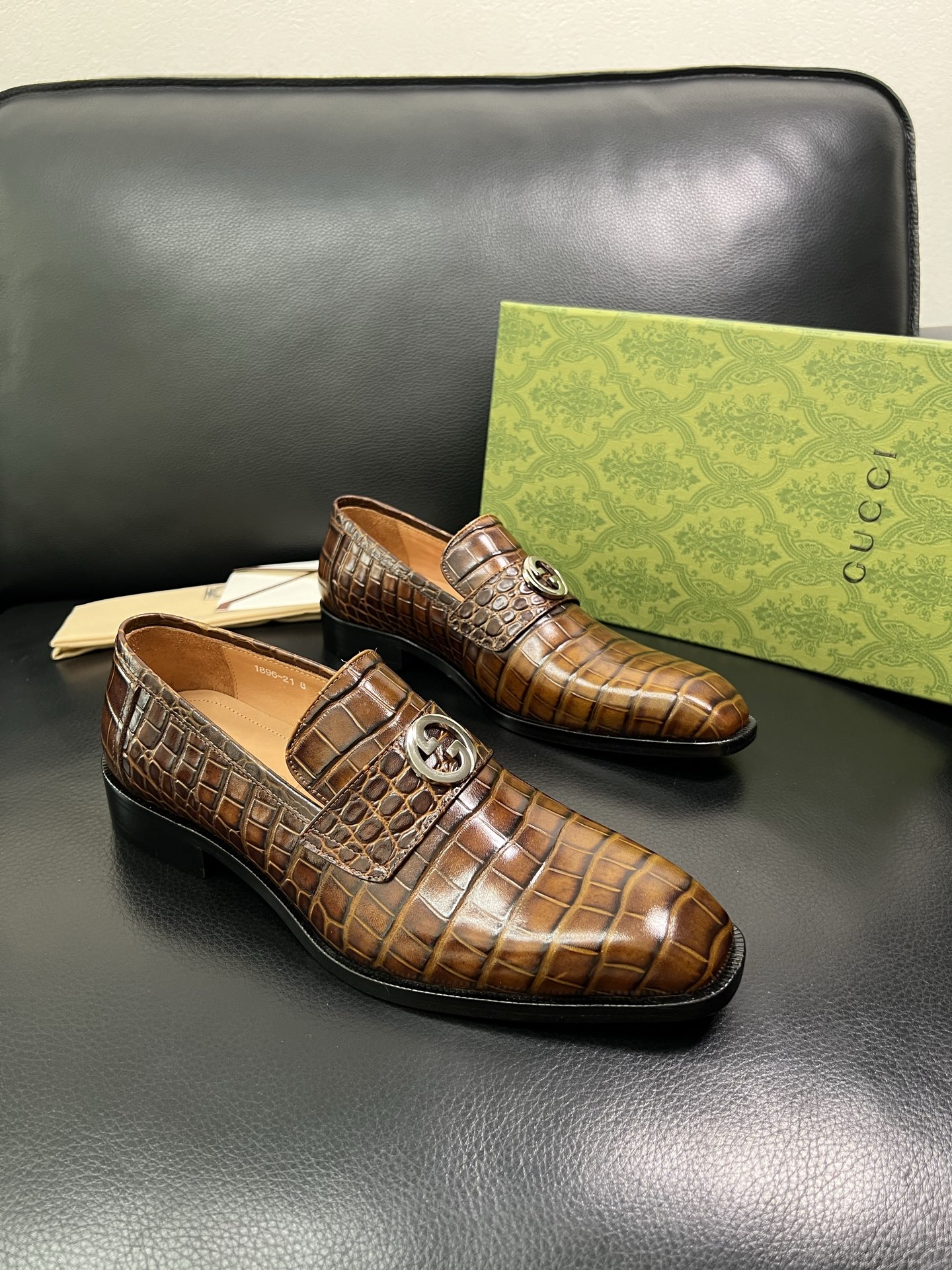 Gucci A貨男士鱷魚紋皮鞋 淺棕亮面金屬飾扣 高端質感設計