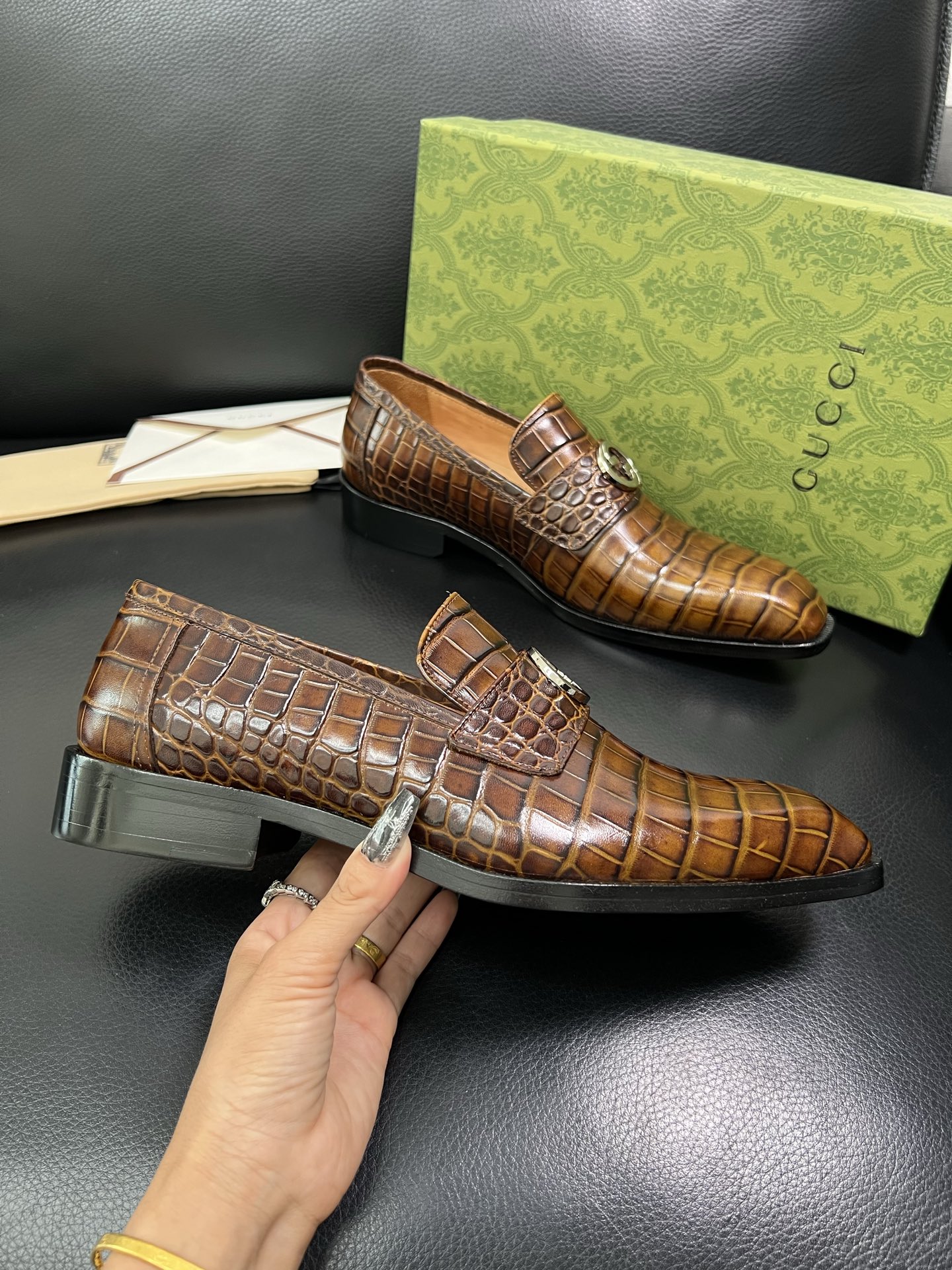 Gucci A貨男士鱷魚紋皮鞋 淺棕亮面金屬飾扣 高端質感設計| 11 Gucci A貨男士鱷魚紋皮鞋 淺棕亮面金屬飾扣 高端質感設計