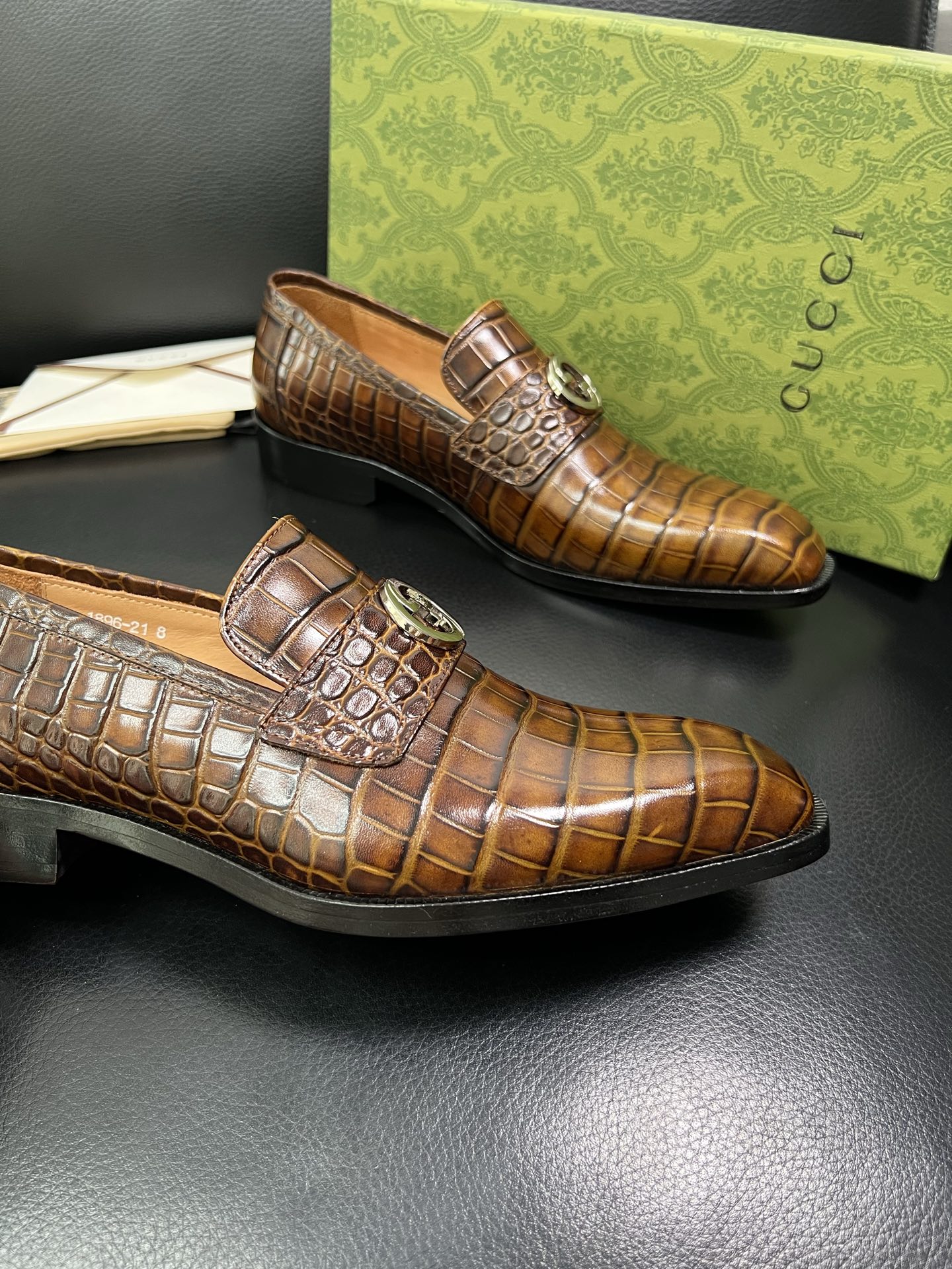 Gucci A貨男士鱷魚紋皮鞋 淺棕亮面金屬飾扣 高端質感設計| 10 Gucci A貨男士鱷魚紋皮鞋 淺棕亮面金屬飾扣 高端質感設計