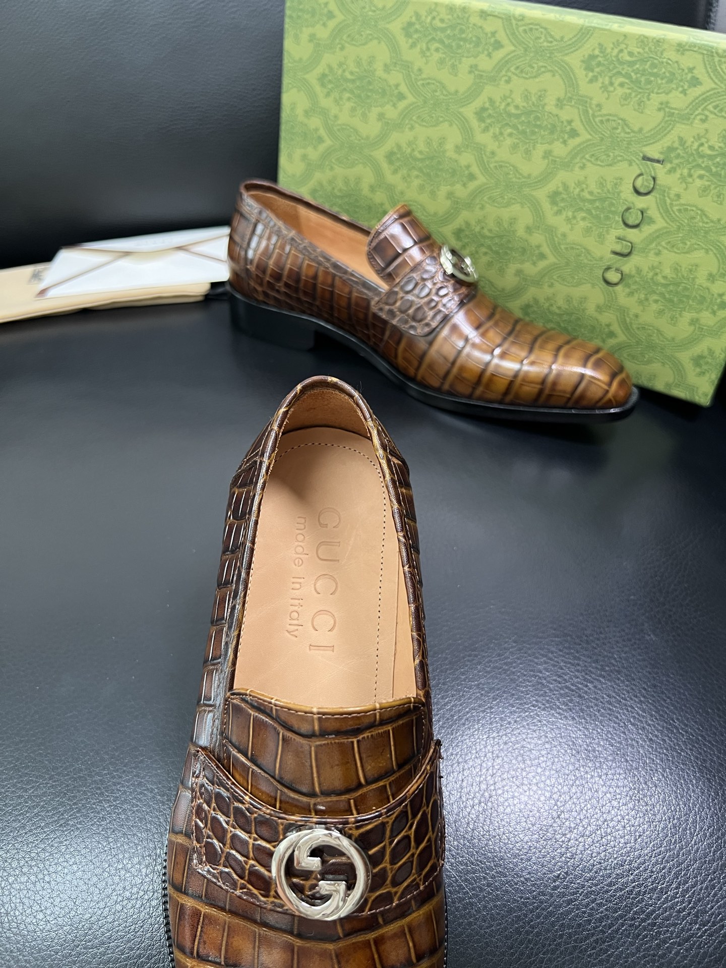 Gucci A貨男士鱷魚紋皮鞋 淺棕亮面金屬飾扣 高端質感設計| 9 Gucci A貨男士鱷魚紋皮鞋 淺棕亮面金屬飾扣 高端質感設計