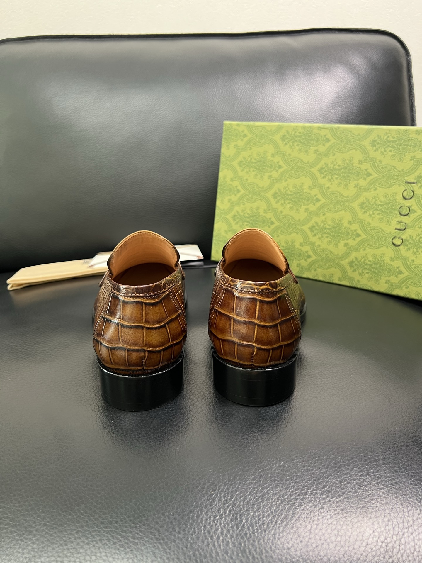 Gucci A貨男士鱷魚紋皮鞋 淺棕亮面金屬飾扣 高端質感設計| 8 Gucci A貨男士鱷魚紋皮鞋 淺棕亮面金屬飾扣 高端質感設計