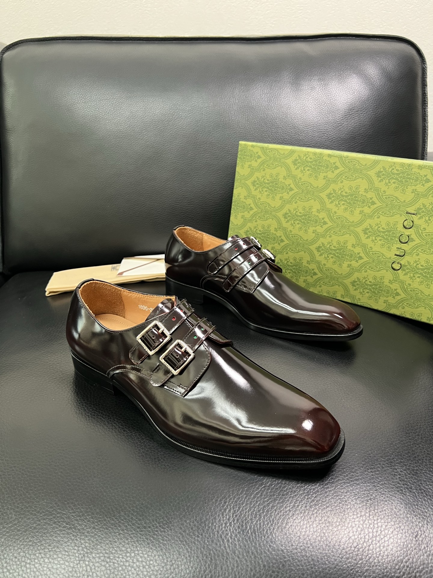 Gucci 高仿男士雙釦紳士鞋 酒紅亮皮質感 精品風格穿搭首選| 6 Gucci 高仿男士雙釦紳士鞋 酒紅亮皮質感 精品風格穿搭首選