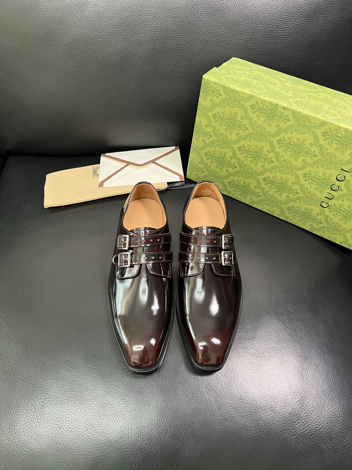 Gucci 高仿男士雙釦紳士鞋 酒紅亮皮質感 精品風格穿搭首選| 13 Gucci 高仿男士雙釦紳士鞋 酒紅亮皮質感 精品風格穿搭首選