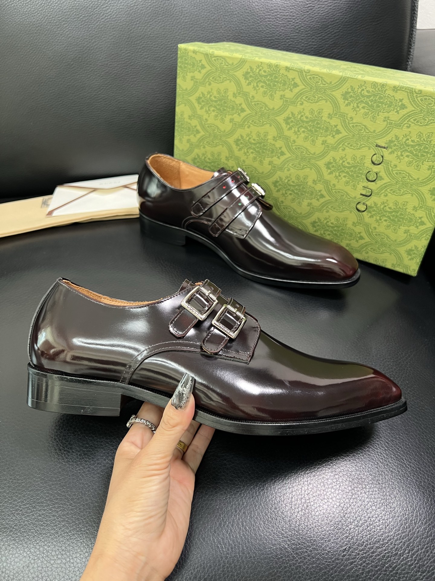 Gucci 高仿男士雙釦紳士鞋 酒紅亮皮質感 精品風格穿搭首選| 12 Gucci 高仿男士雙釦紳士鞋 酒紅亮皮質感 精品風格穿搭首選