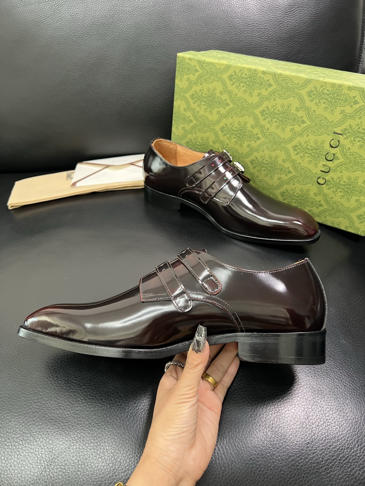 Gucci 高仿男士雙釦紳士鞋 酒紅亮皮質感 精品風格穿搭首選| 11 Gucci 高仿男士雙釦紳士鞋 酒紅亮皮質感 精品風格穿搭首選