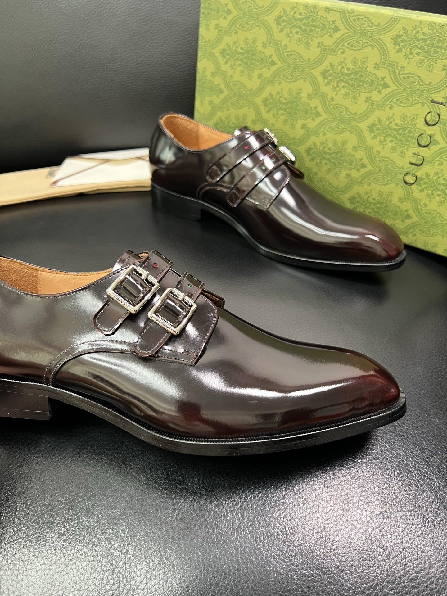 Gucci 高仿男士雙釦紳士鞋 酒紅亮皮質感 精品風格穿搭首選| 10 Gucci 高仿男士雙釦紳士鞋 酒紅亮皮質感 精品風格穿搭首選