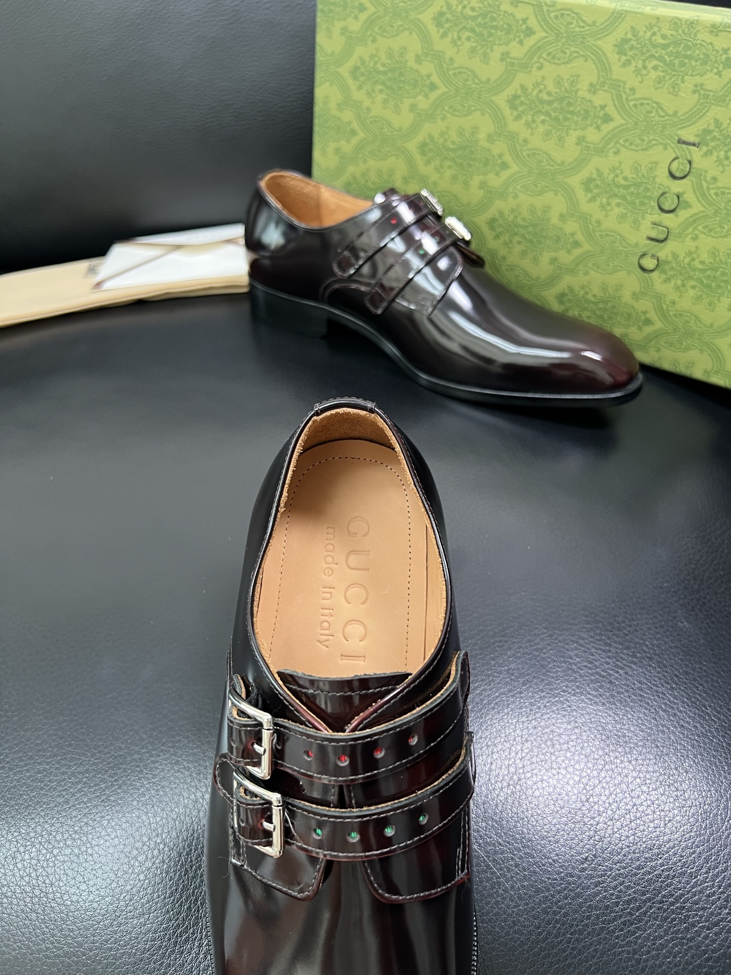 Gucci 高仿男士雙釦紳士鞋 酒紅亮皮質感 精品風格穿搭首選| 9 Gucci 高仿男士雙釦紳士鞋 酒紅亮皮質感 精品風格穿搭首選