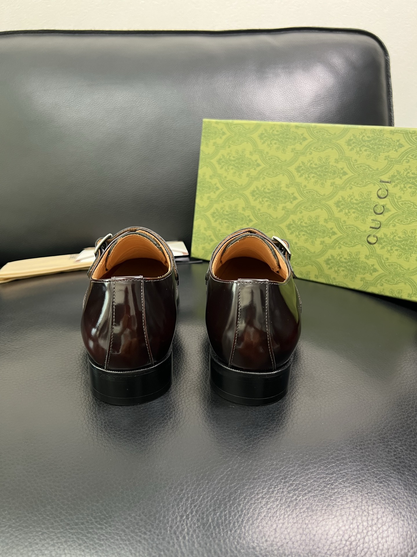 Gucci 高仿男士雙釦紳士鞋 酒紅亮皮質感 精品風格穿搭首選| 8 Gucci 高仿男士雙釦紳士鞋 酒紅亮皮質感 精品風格穿搭首選