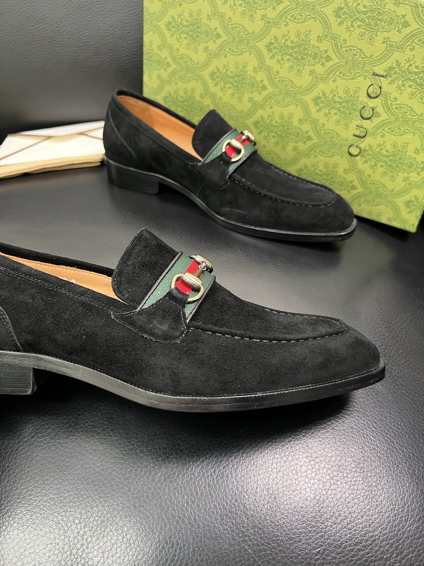 Gucci 高仿男士麂皮樂福鞋 黑色紅綠織帶 經典品牌元素復刻款｜歐美奢侈品精品推薦