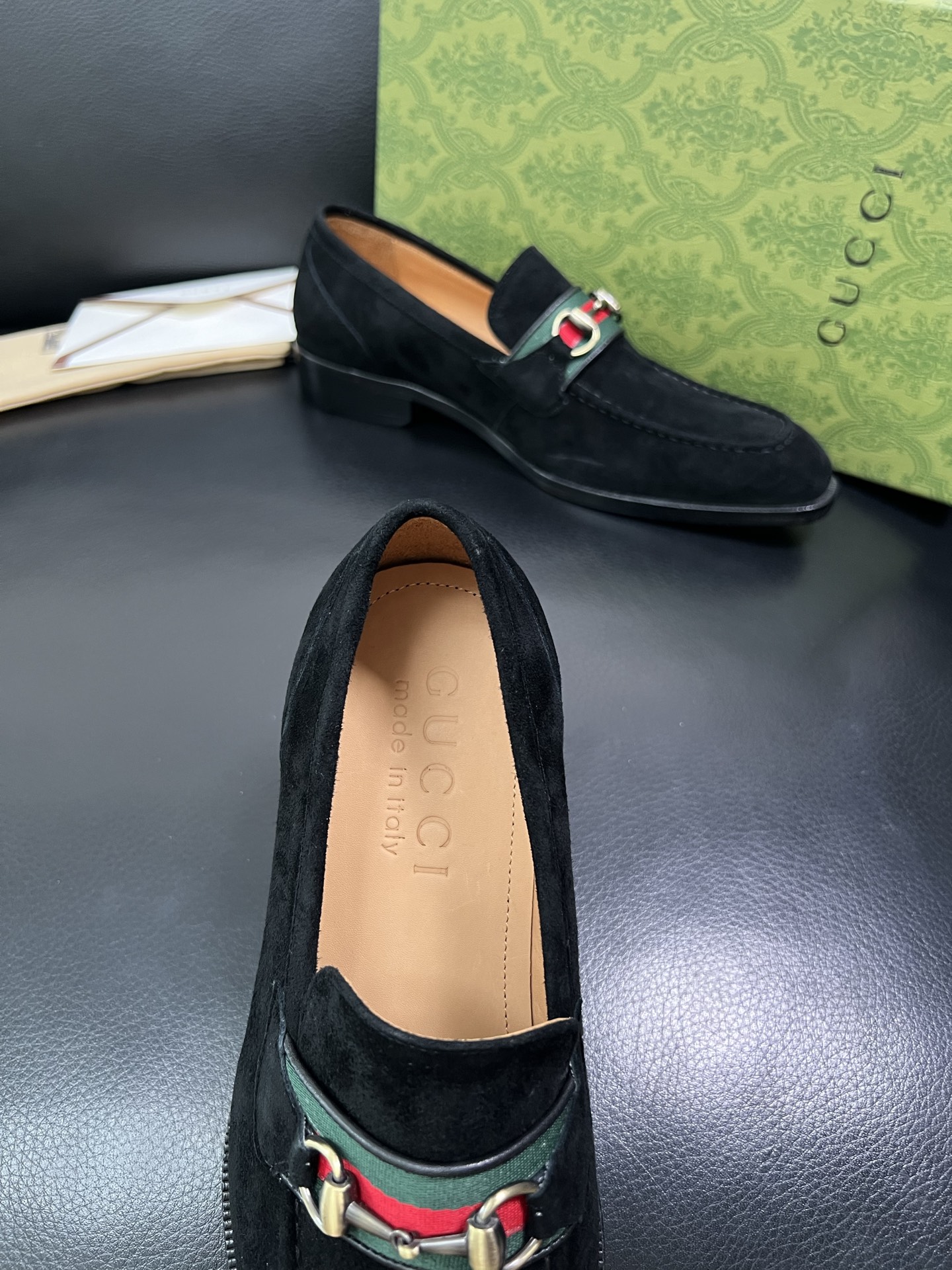 Gucci 高仿男士麂皮樂福鞋 黑色紅綠織帶 經典品牌元素復刻款｜歐美奢侈品精品推薦