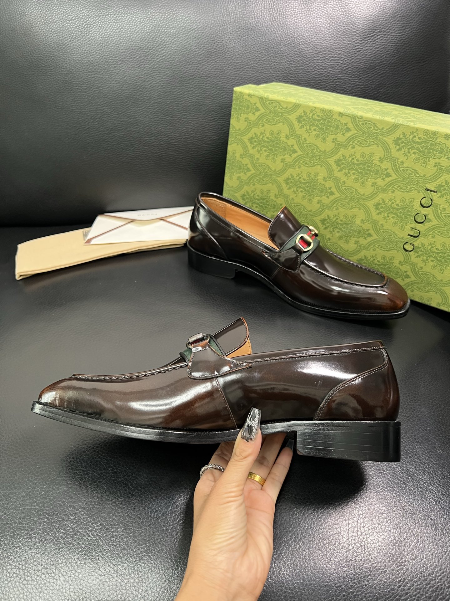 Gucci 高仿男士亮皮樂福鞋 咖啡色紅綠織帶 精緻優雅復古風｜歐美奢侈品精品推薦