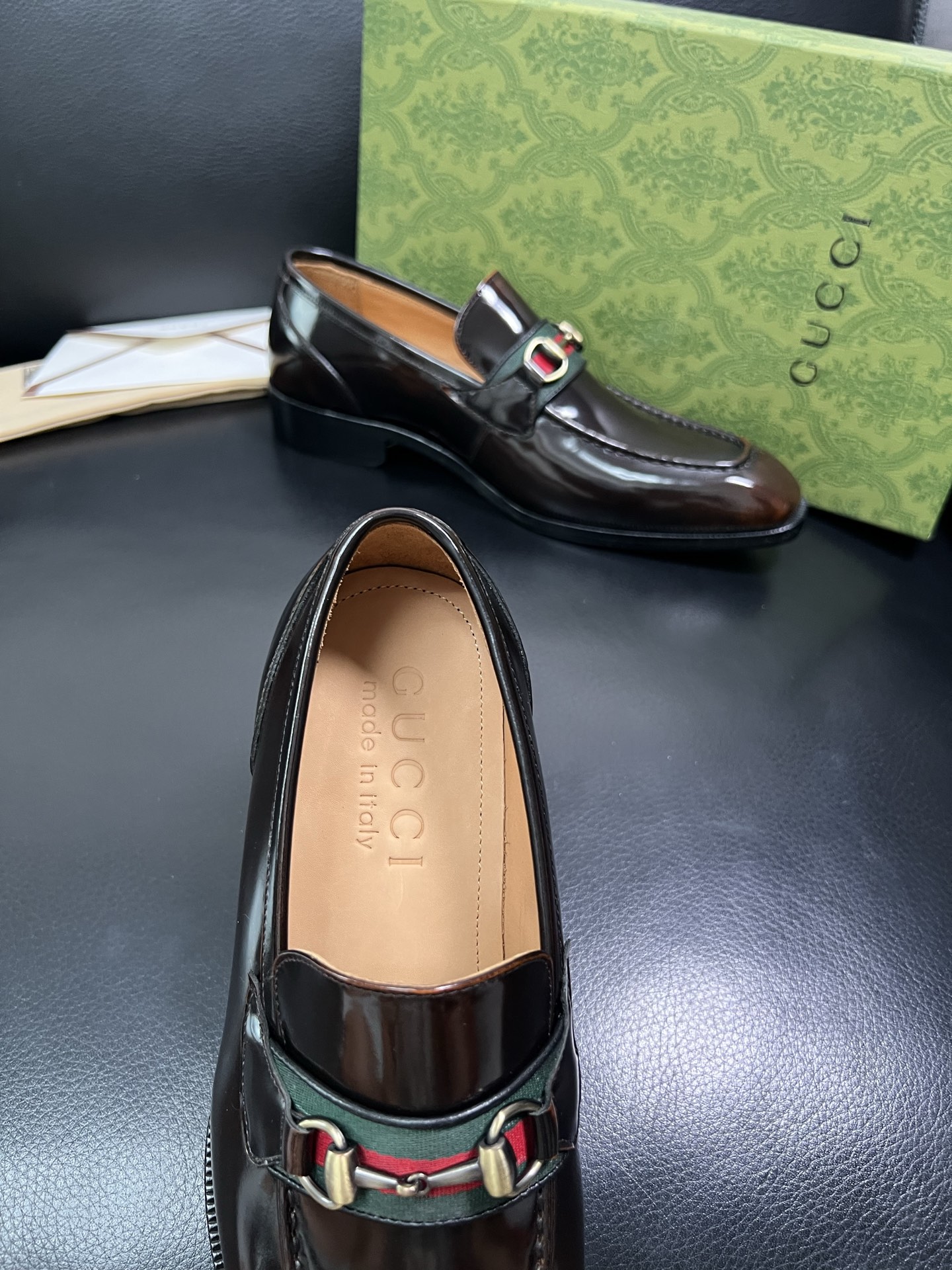 Gucci 高仿男士亮皮樂福鞋 咖啡色紅綠織帶 精緻優雅復古風｜歐美奢侈品精品推薦