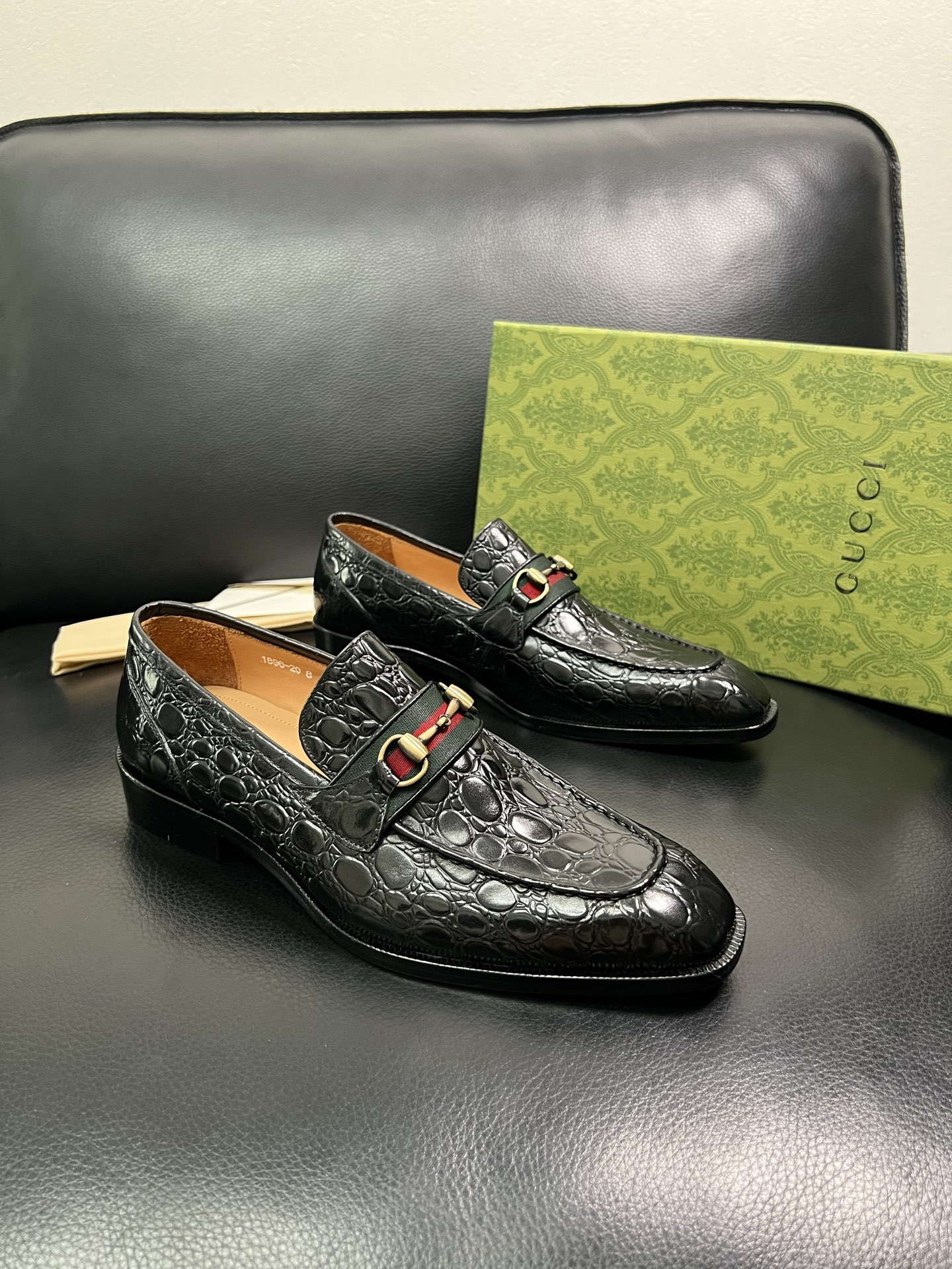 Gucci 高仿男士鱷魚紋樂福鞋 黑色紅綠織帶 經典精品風格